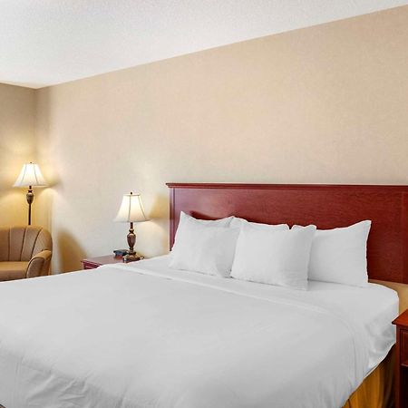Quality Inn & Suites Edmonton International Airport Leduc Bagian luar foto