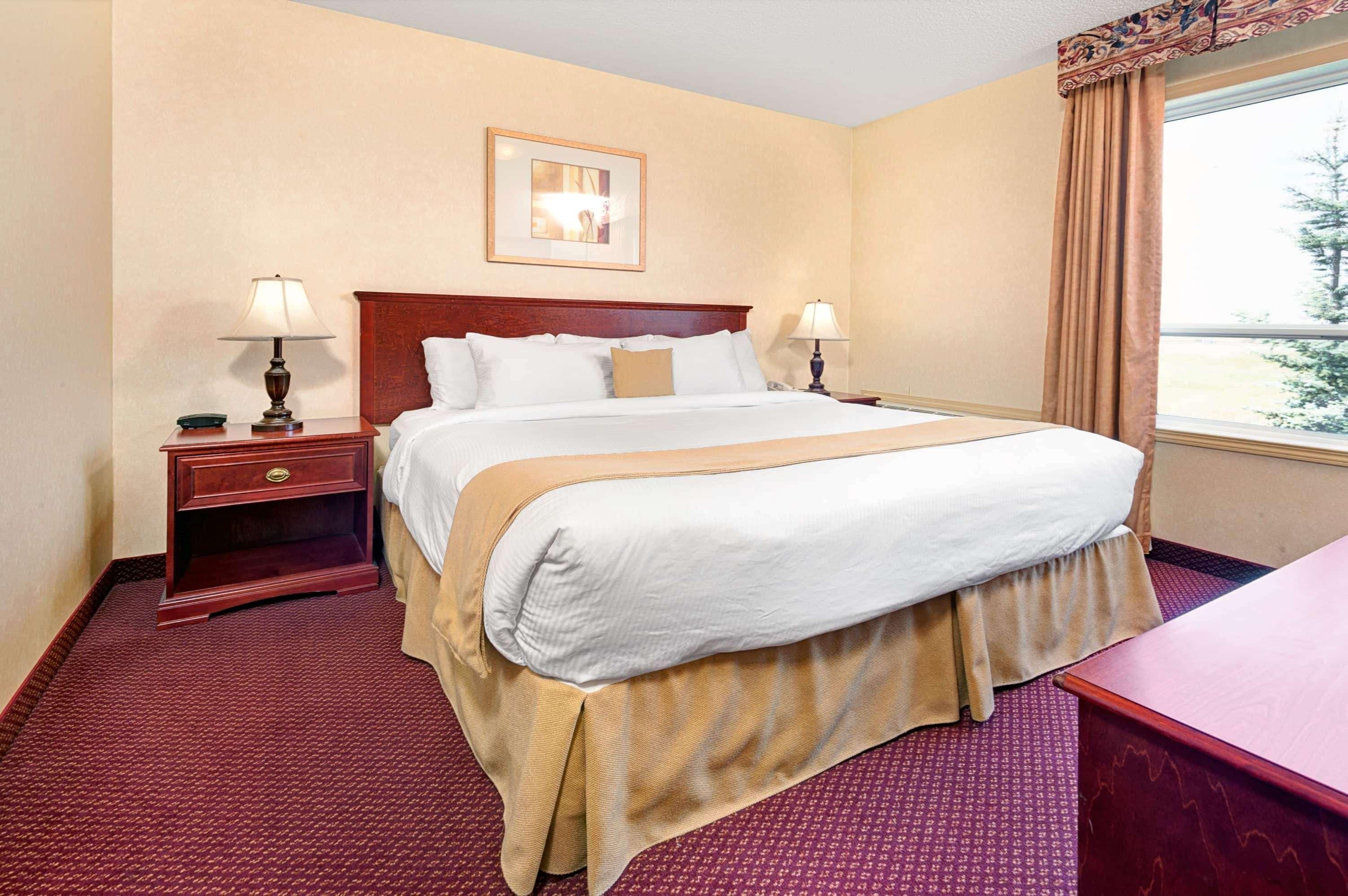 Quality Inn & Suites Edmonton International Airport Leduc Bagian luar foto