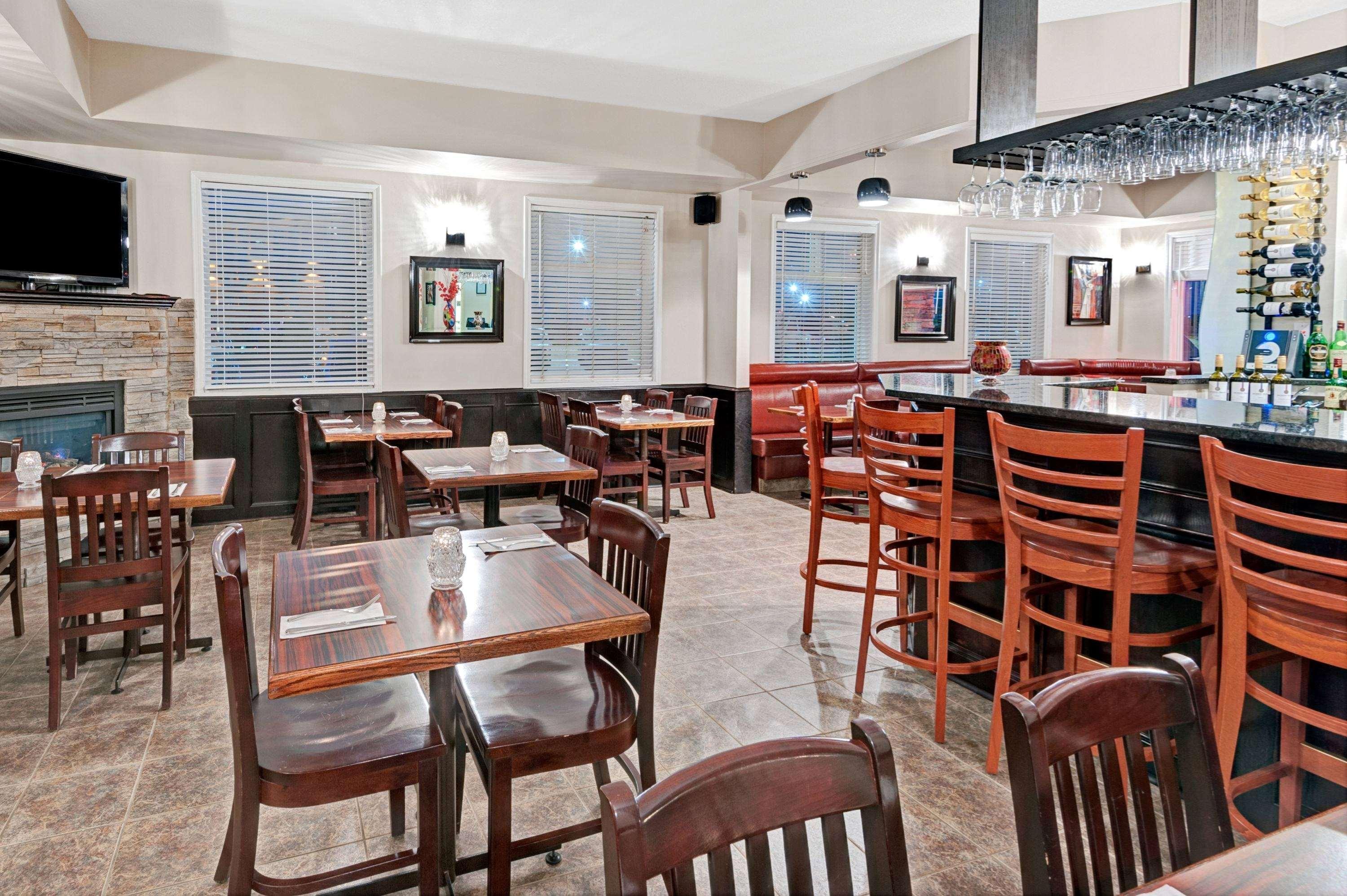Quality Inn & Suites Edmonton International Airport Leduc Bagian luar foto