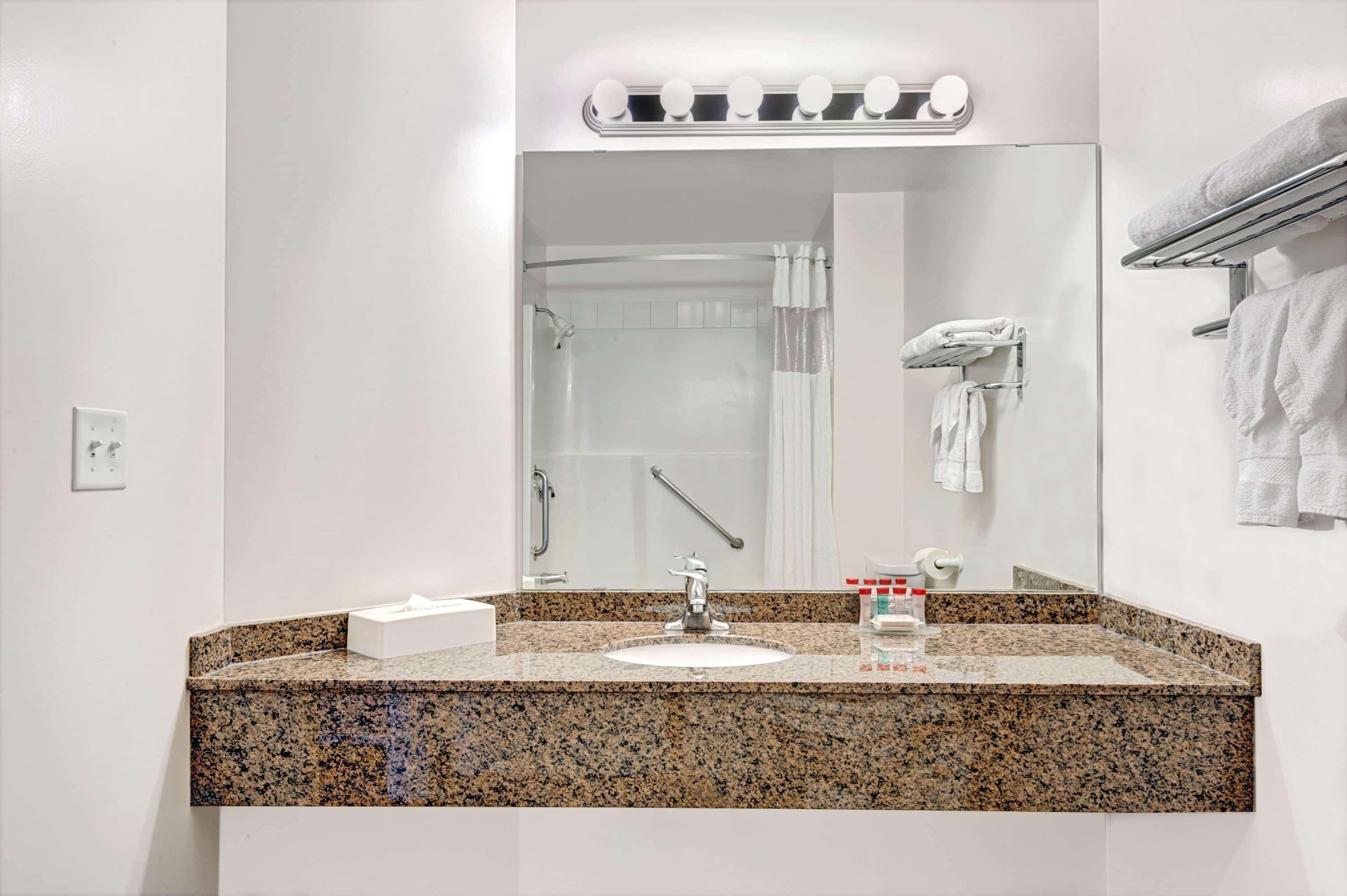 Quality Inn & Suites Edmonton International Airport Leduc Bagian luar foto