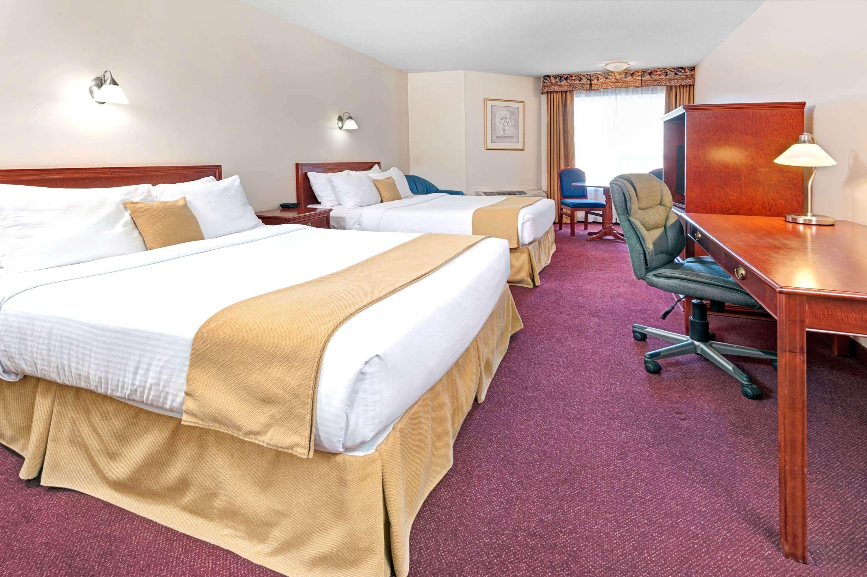 Quality Inn & Suites Edmonton International Airport Leduc Bagian luar foto