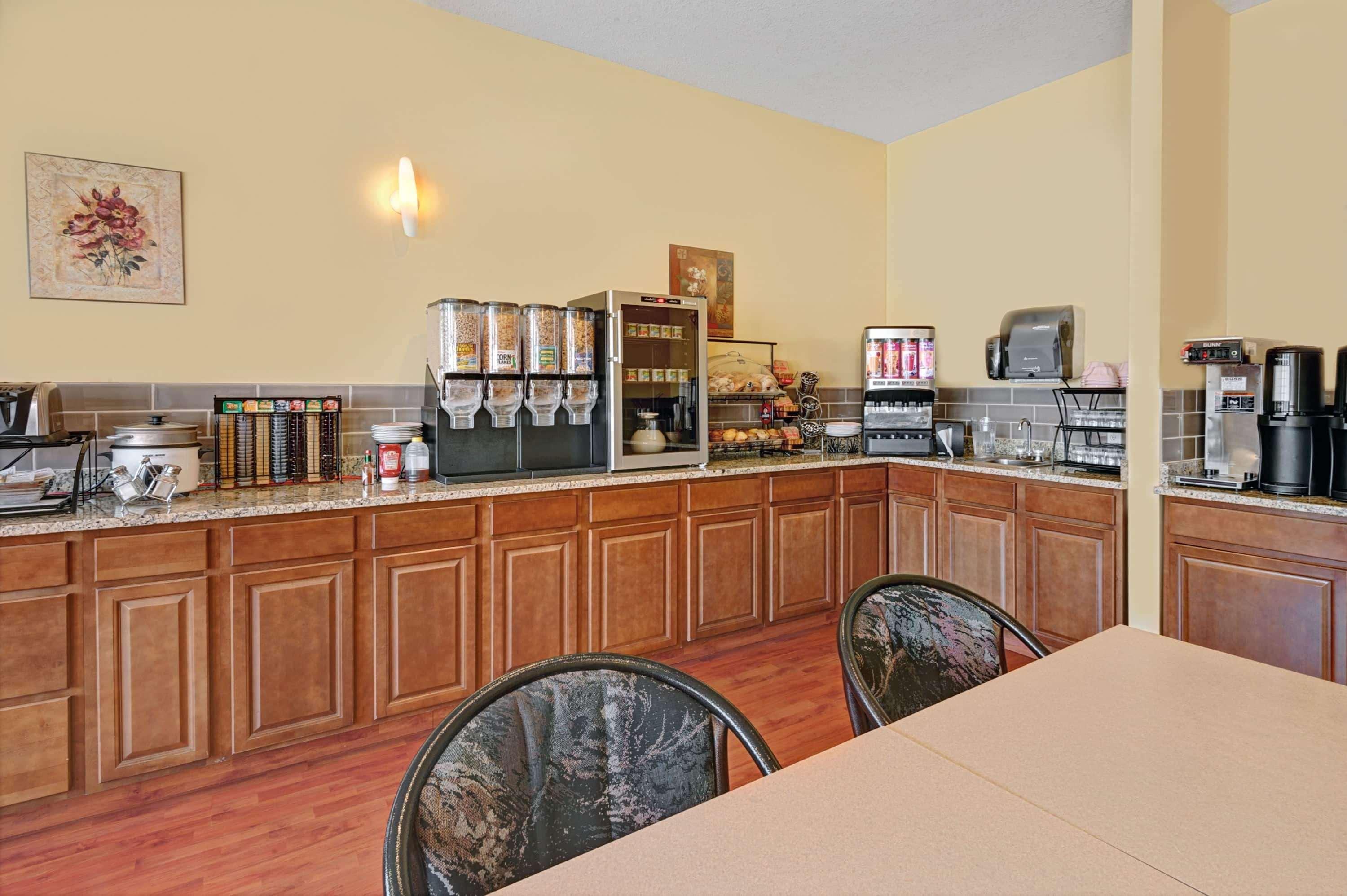 Quality Inn & Suites Edmonton International Airport Leduc Bagian luar foto