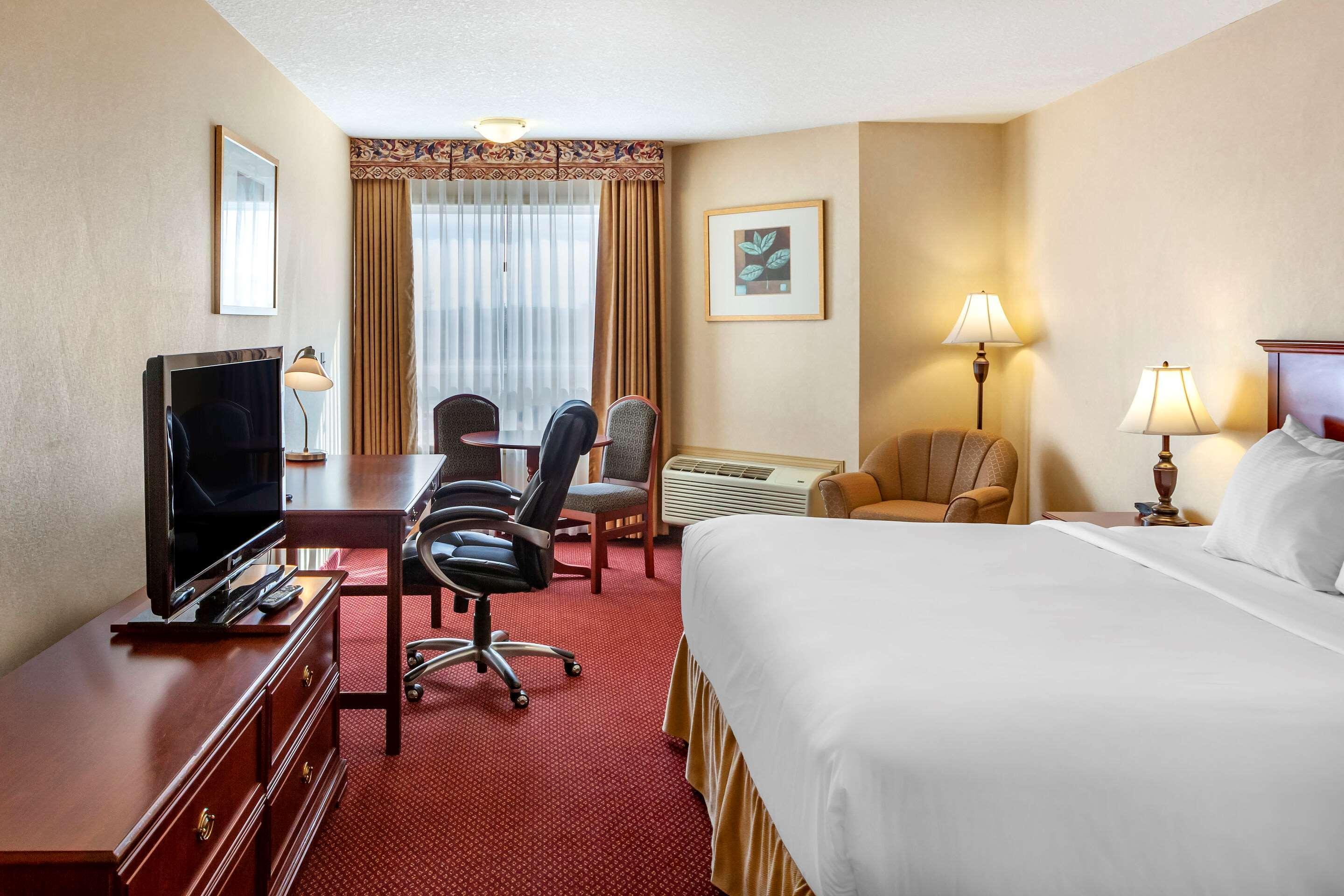 Quality Inn & Suites Edmonton International Airport Leduc Bagian luar foto