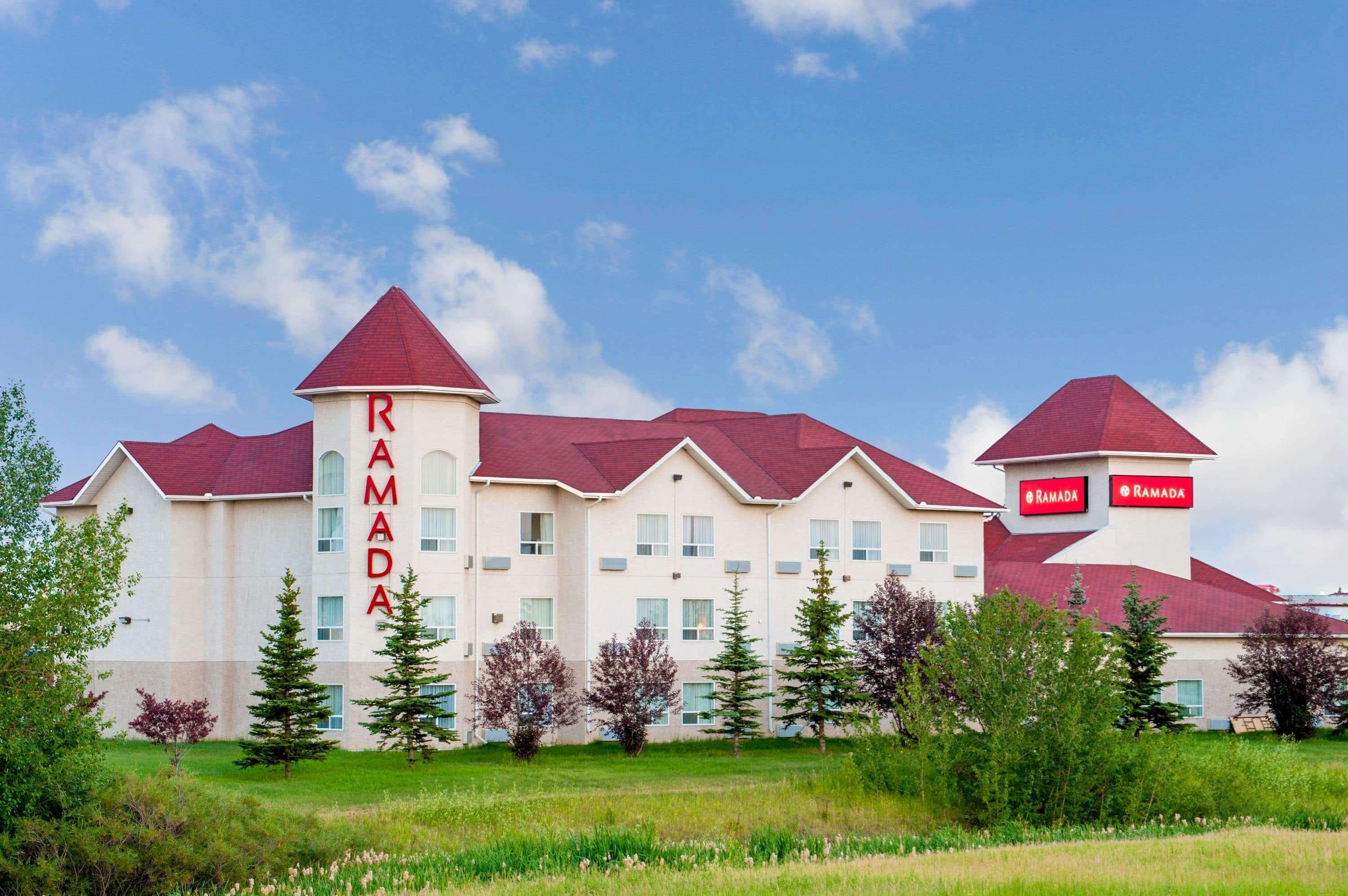 Quality Inn & Suites Edmonton International Airport Leduc Bagian luar foto