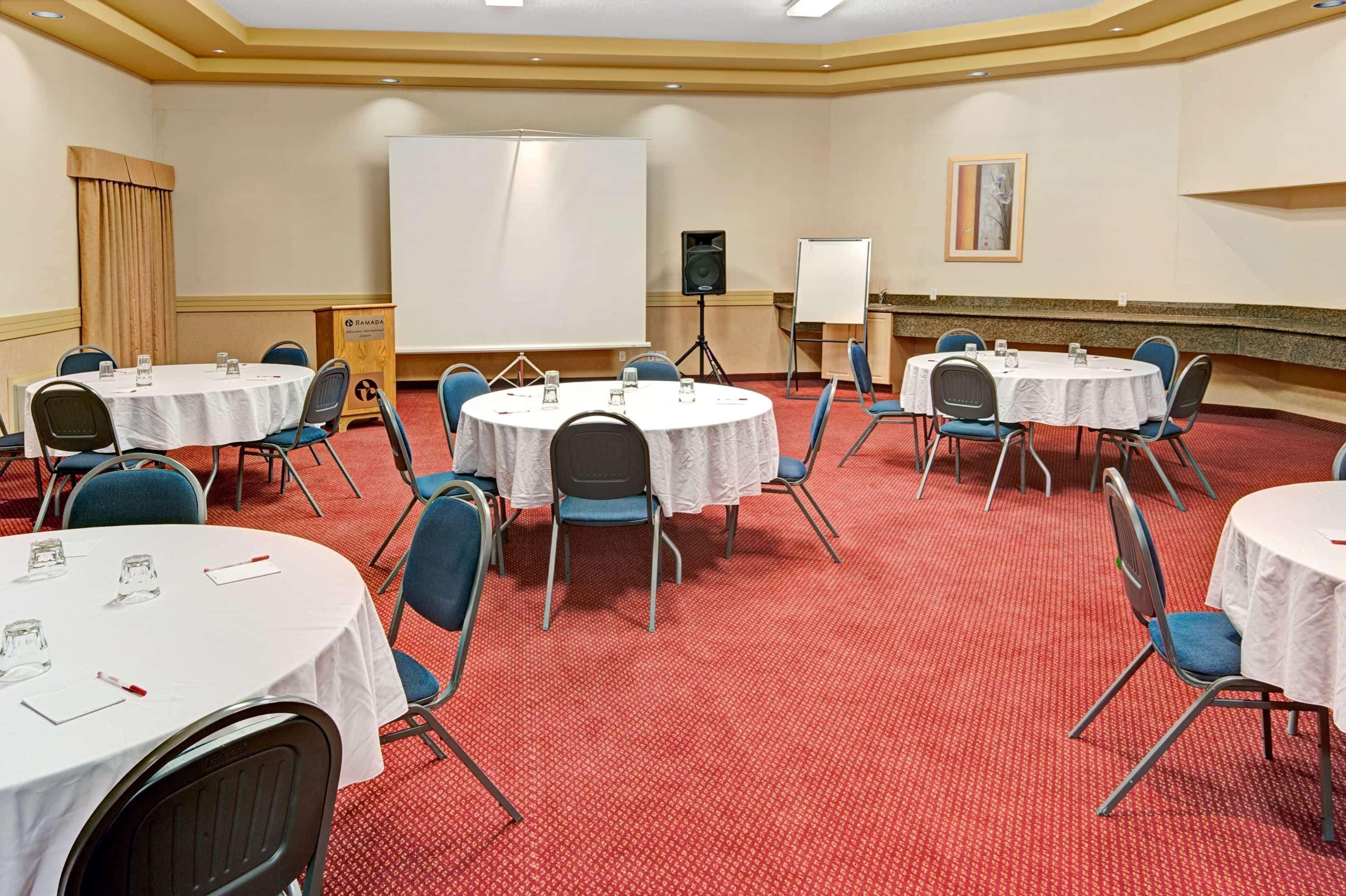 Quality Inn & Suites Edmonton International Airport Leduc Bagian luar foto