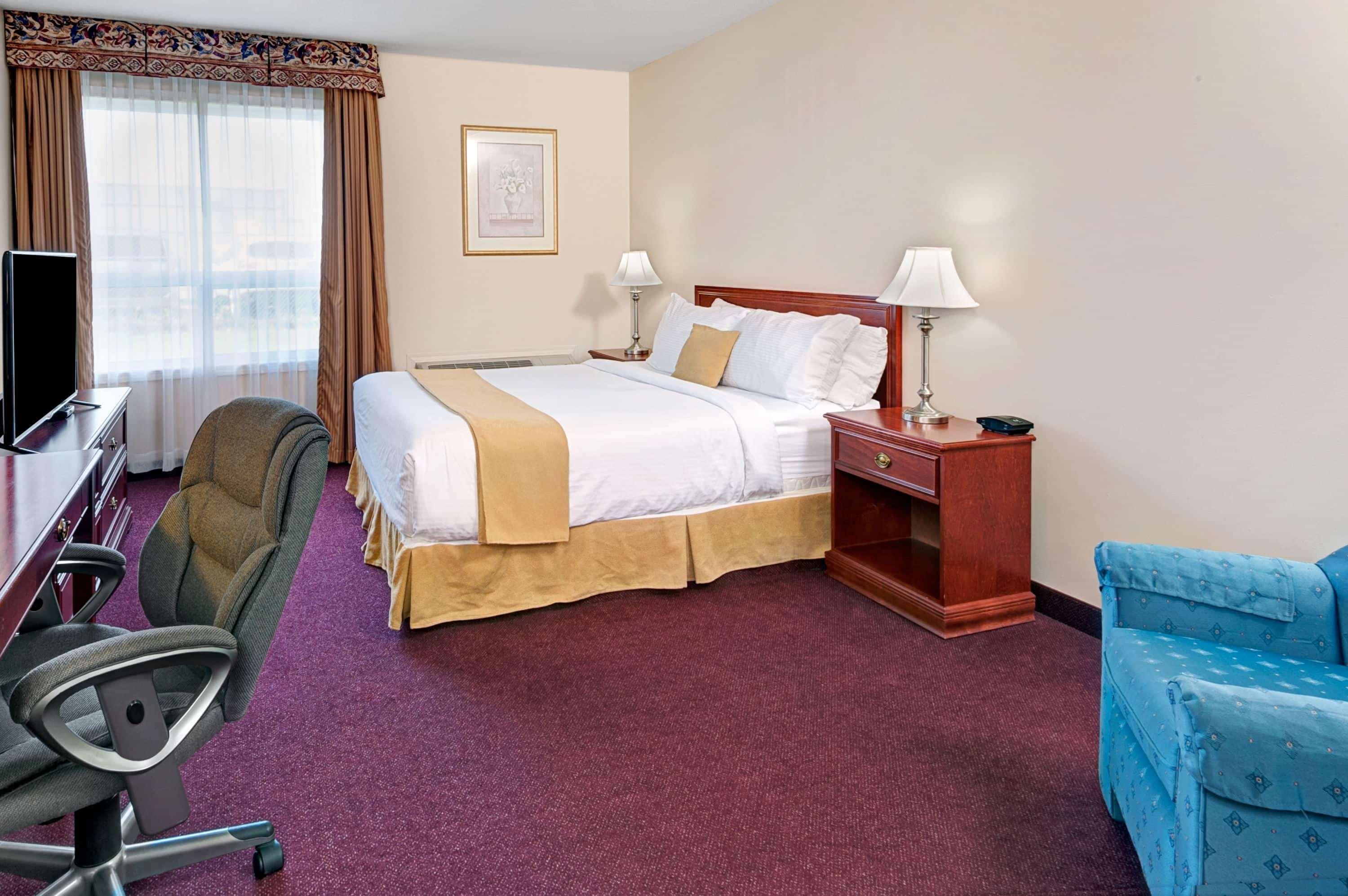 Quality Inn & Suites Edmonton International Airport Leduc Bagian luar foto