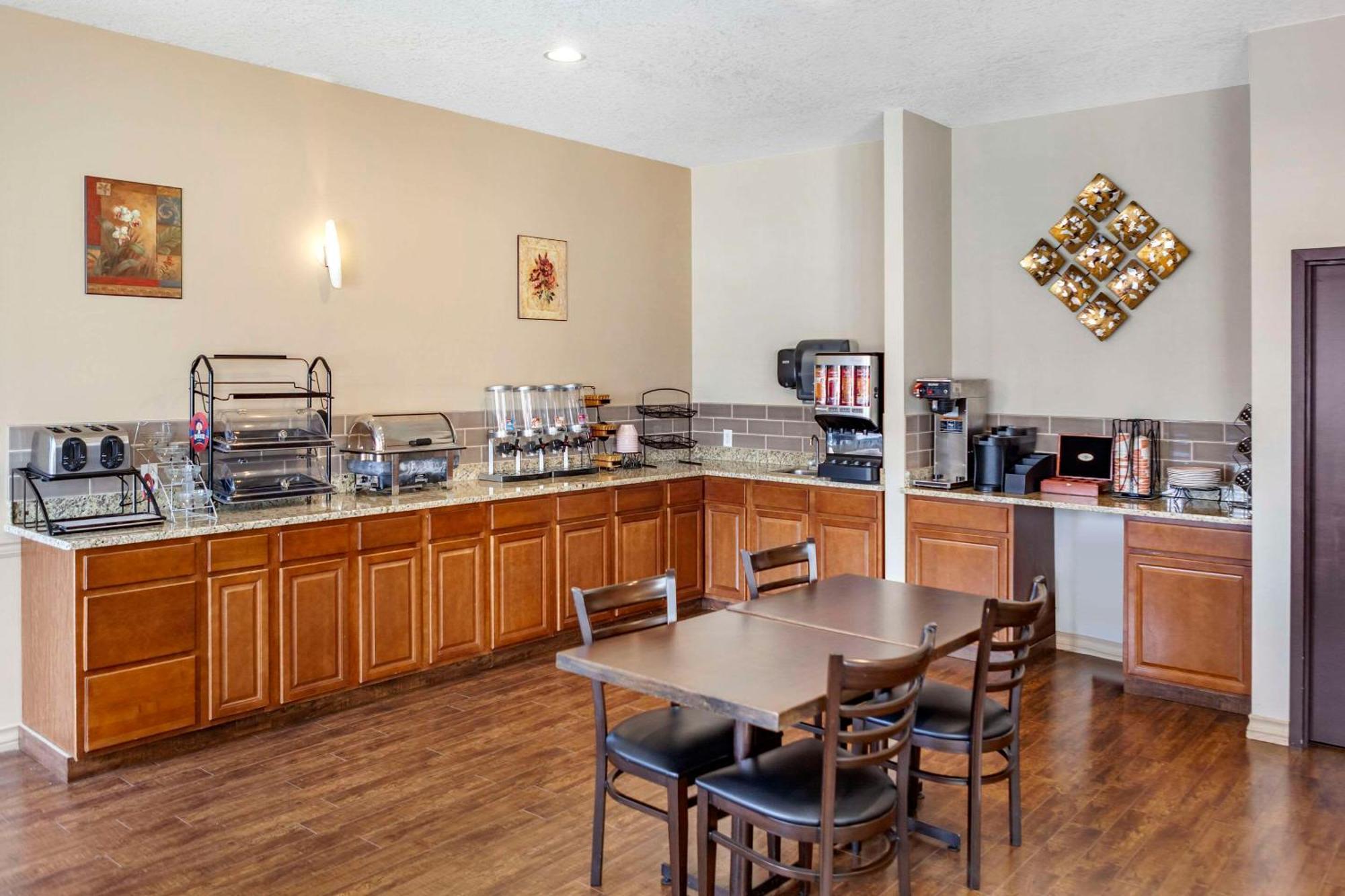 Quality Inn & Suites Edmonton International Airport Leduc Bagian luar foto