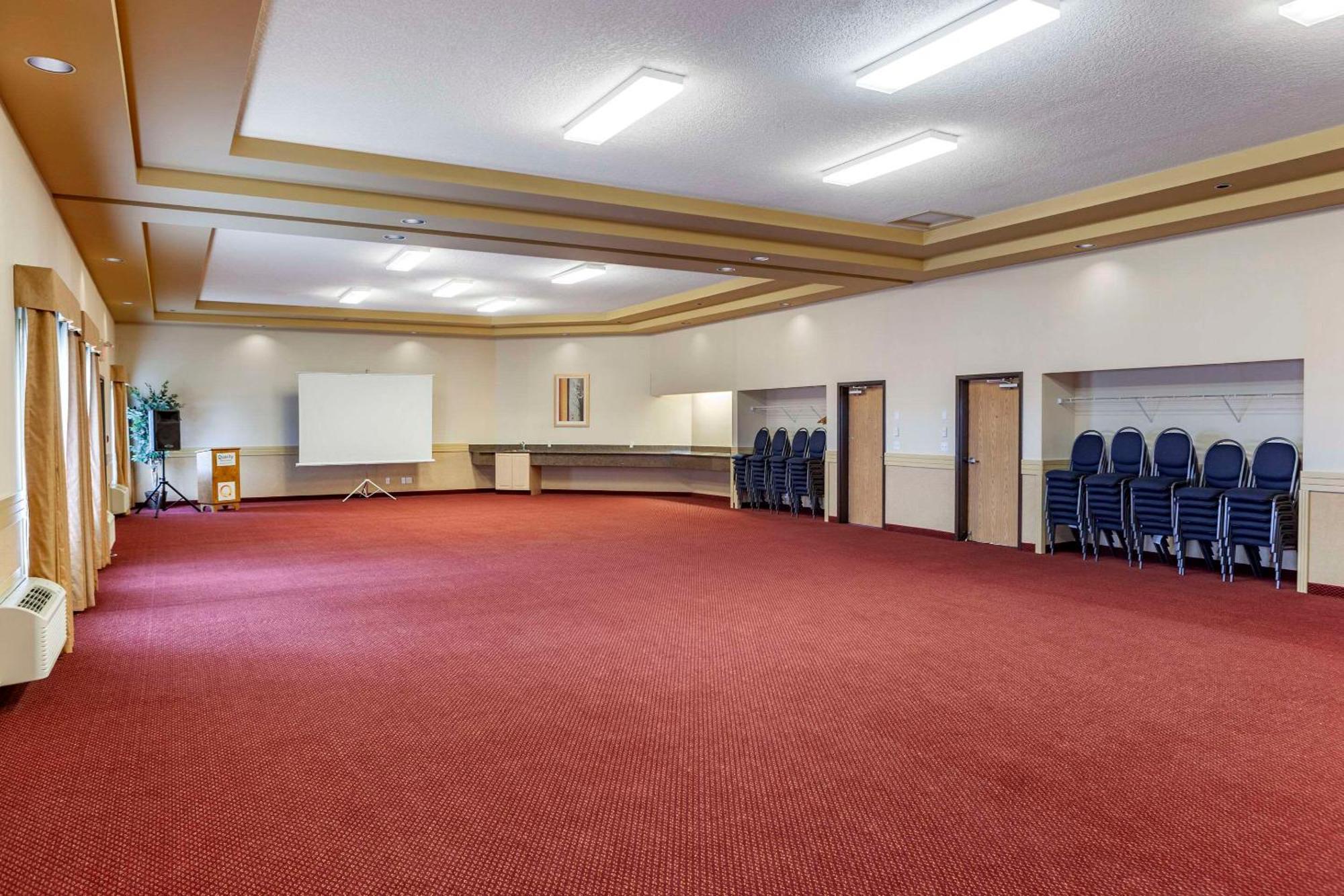 Quality Inn & Suites Edmonton International Airport Leduc Bagian luar foto