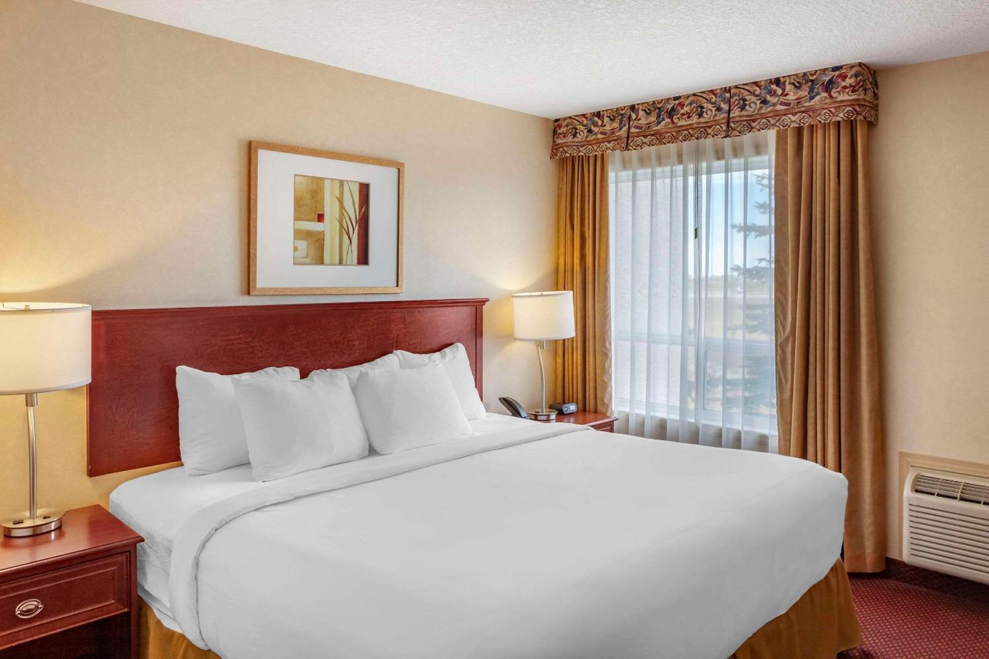 Quality Inn & Suites Edmonton International Airport Leduc Bagian luar foto