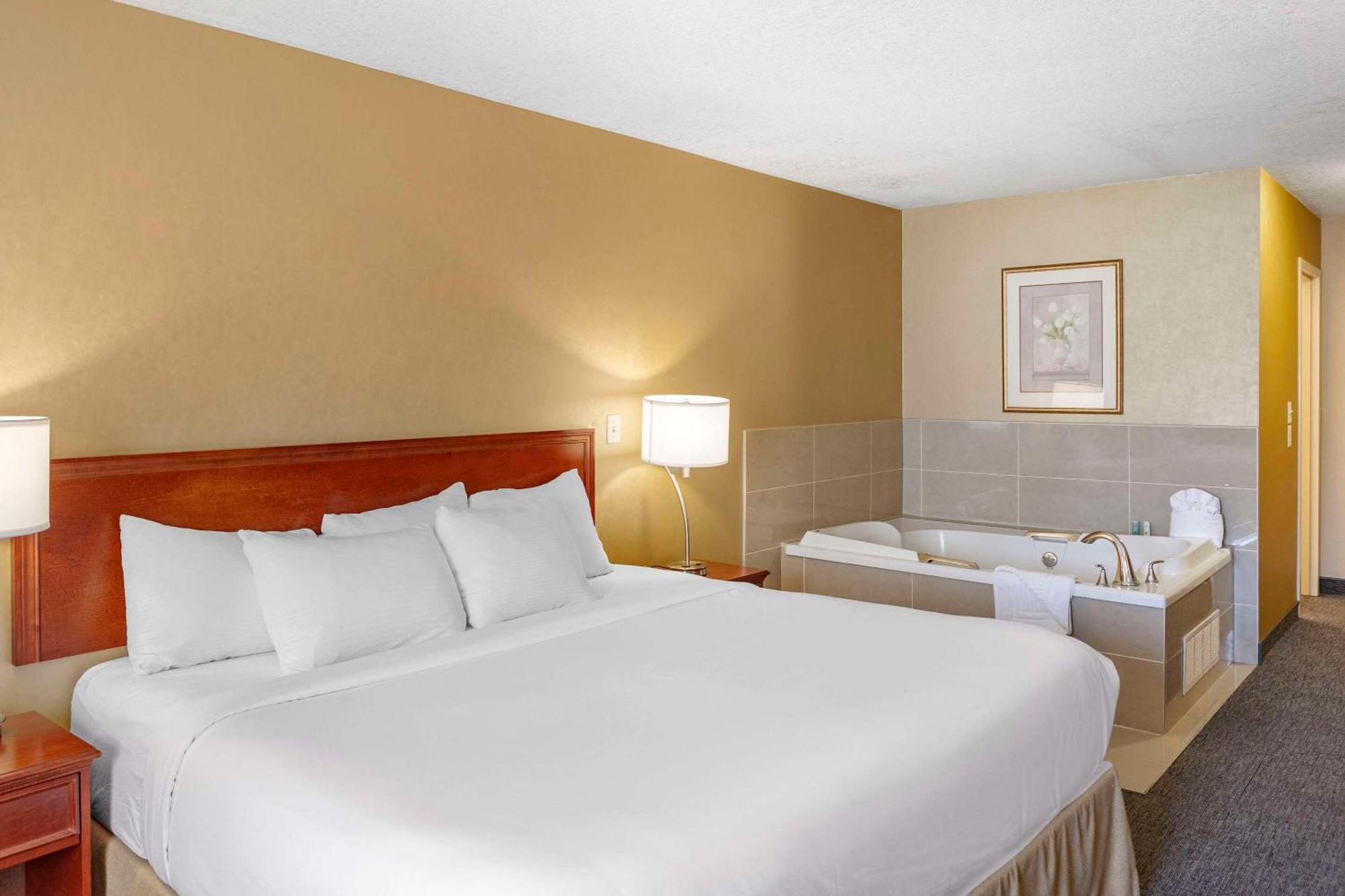 Quality Inn & Suites Edmonton International Airport Leduc Bagian luar foto