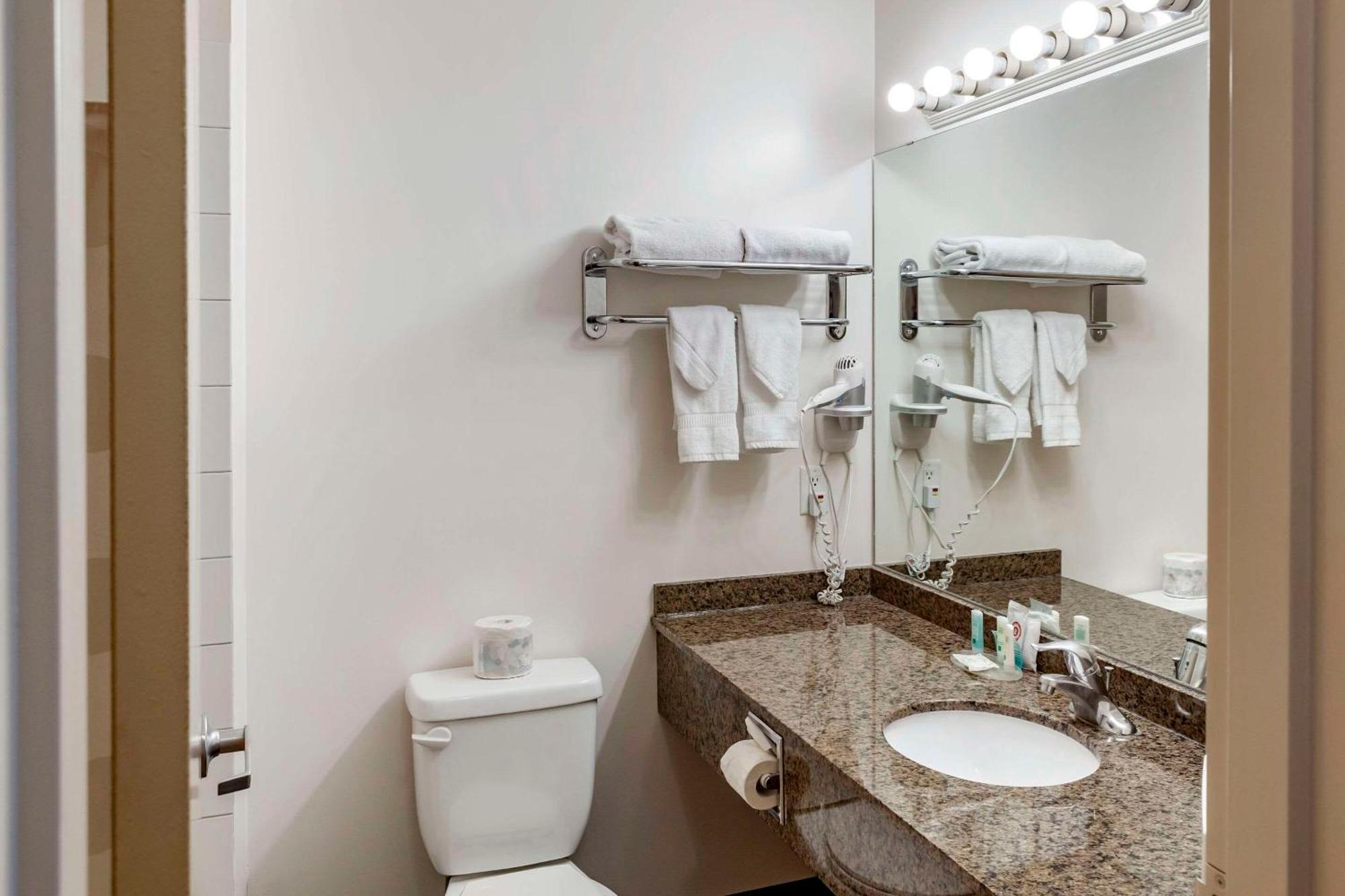 Quality Inn & Suites Edmonton International Airport Leduc Bagian luar foto