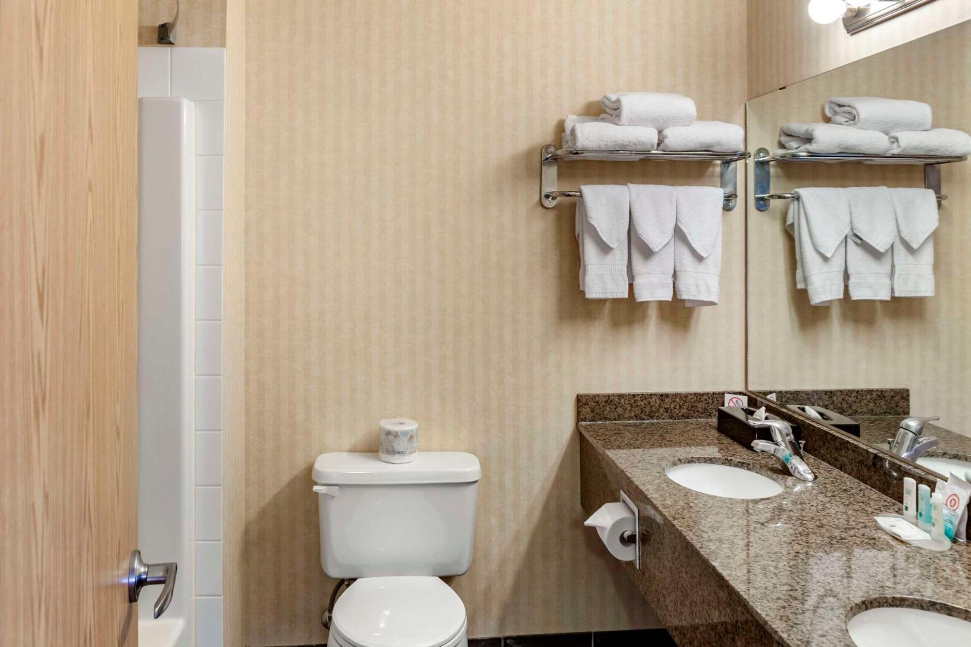 Quality Inn & Suites Edmonton International Airport Leduc Bagian luar foto