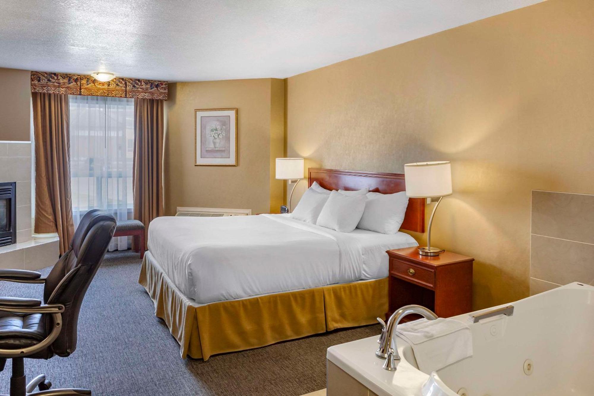 Quality Inn & Suites Edmonton International Airport Leduc Bagian luar foto