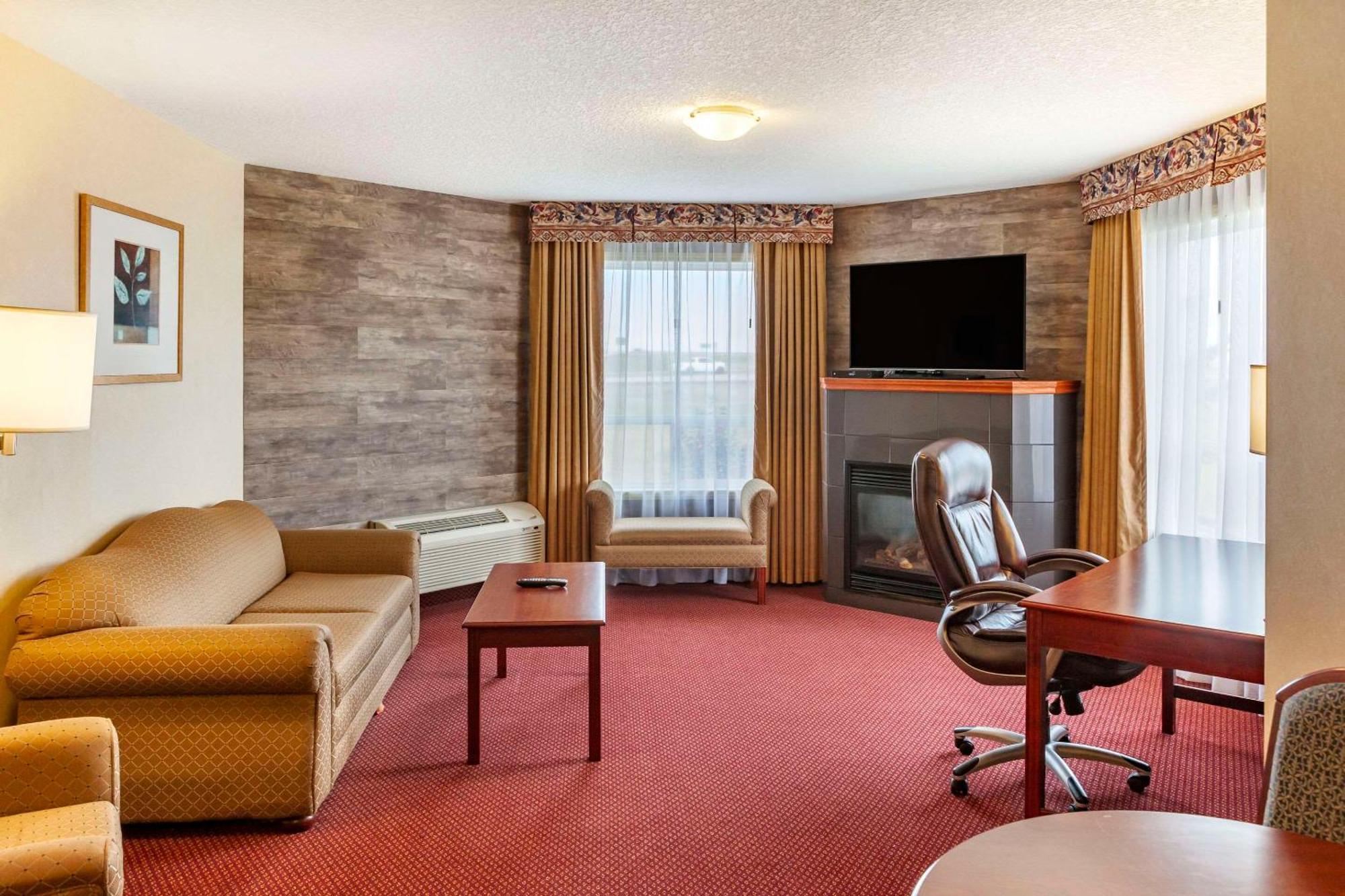 Quality Inn & Suites Edmonton International Airport Leduc Bagian luar foto