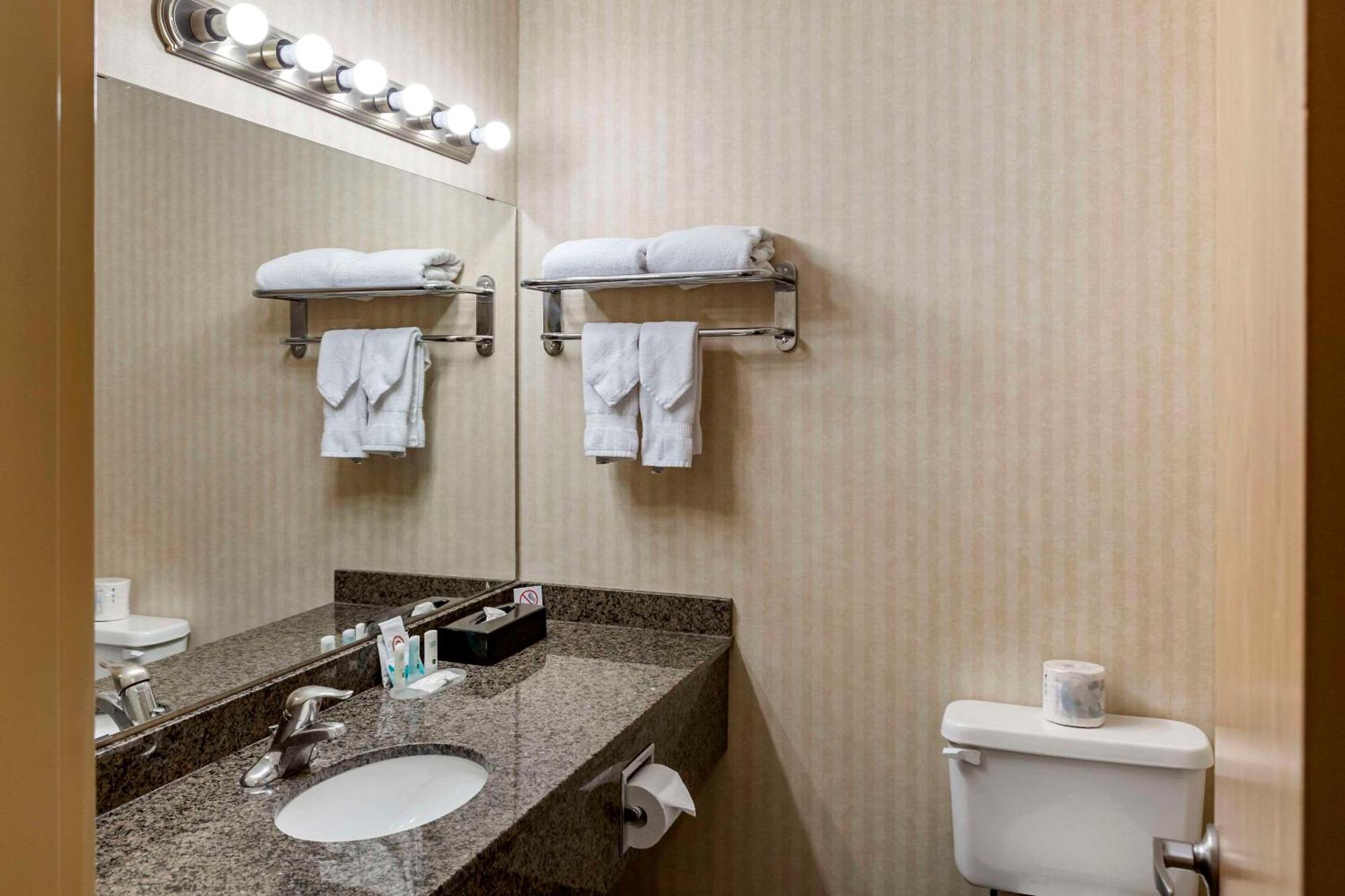 Quality Inn & Suites Edmonton International Airport Leduc Bagian luar foto