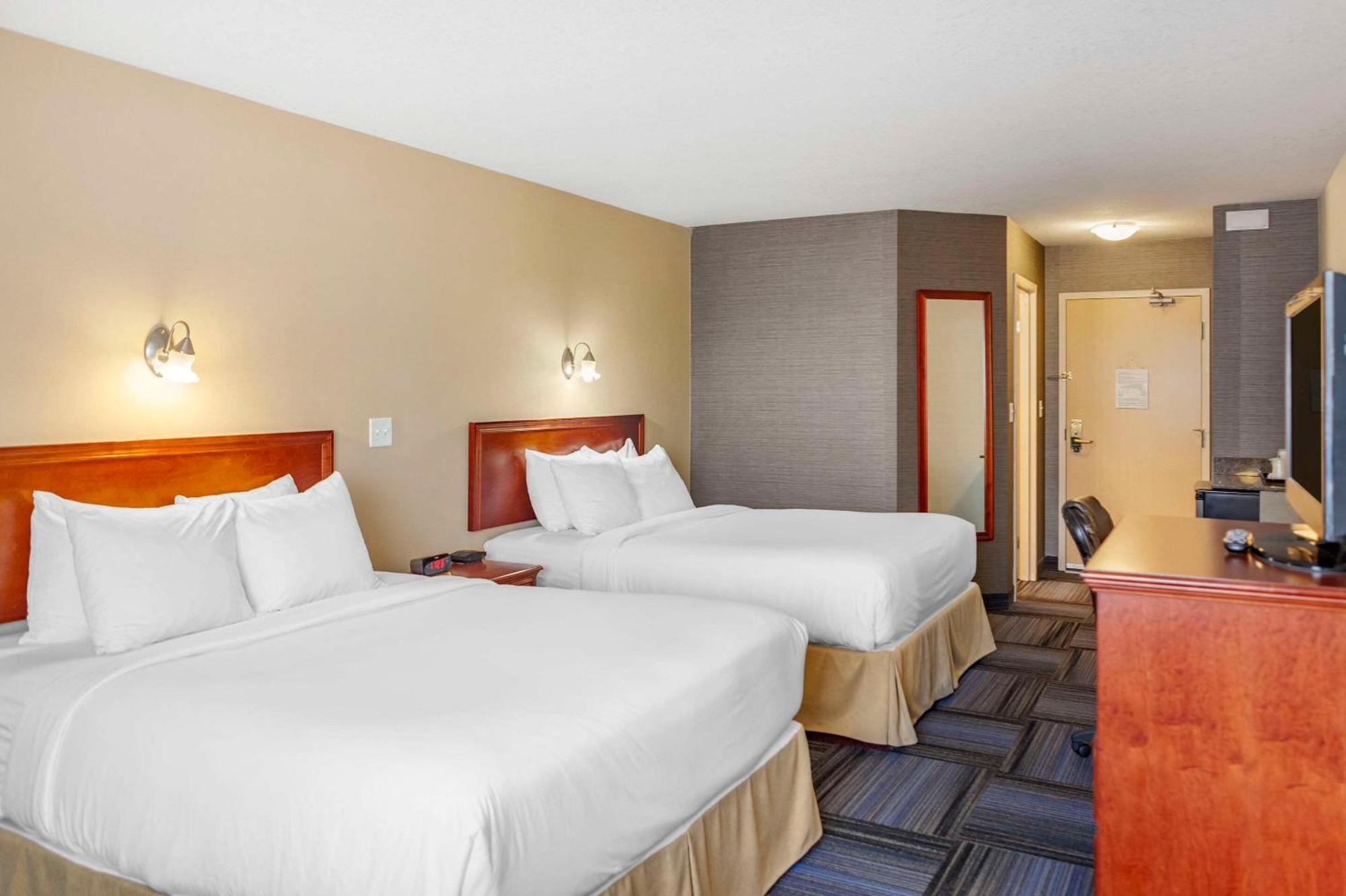 Quality Inn & Suites Edmonton International Airport Leduc Bagian luar foto
