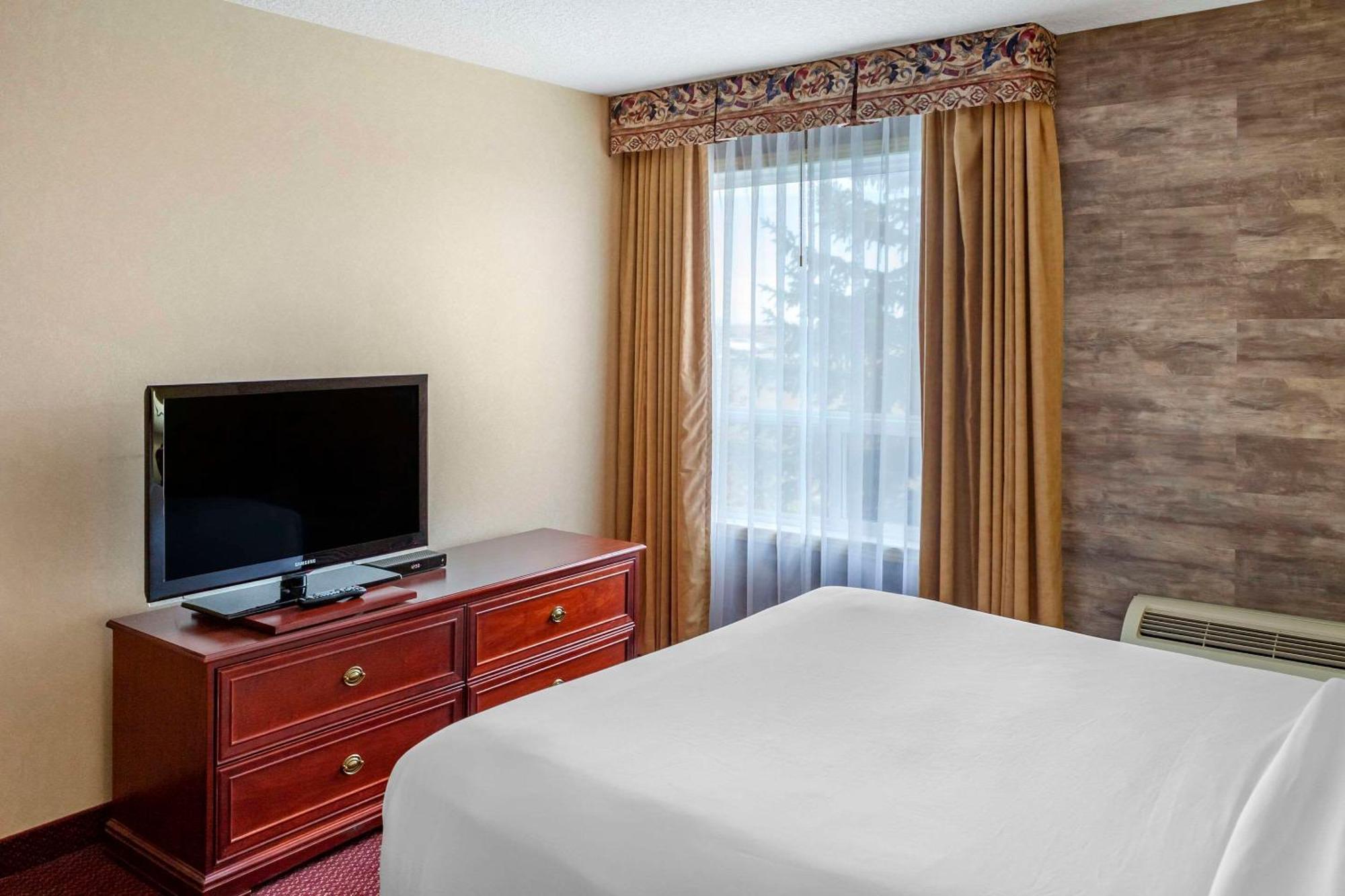 Quality Inn & Suites Edmonton International Airport Leduc Bagian luar foto