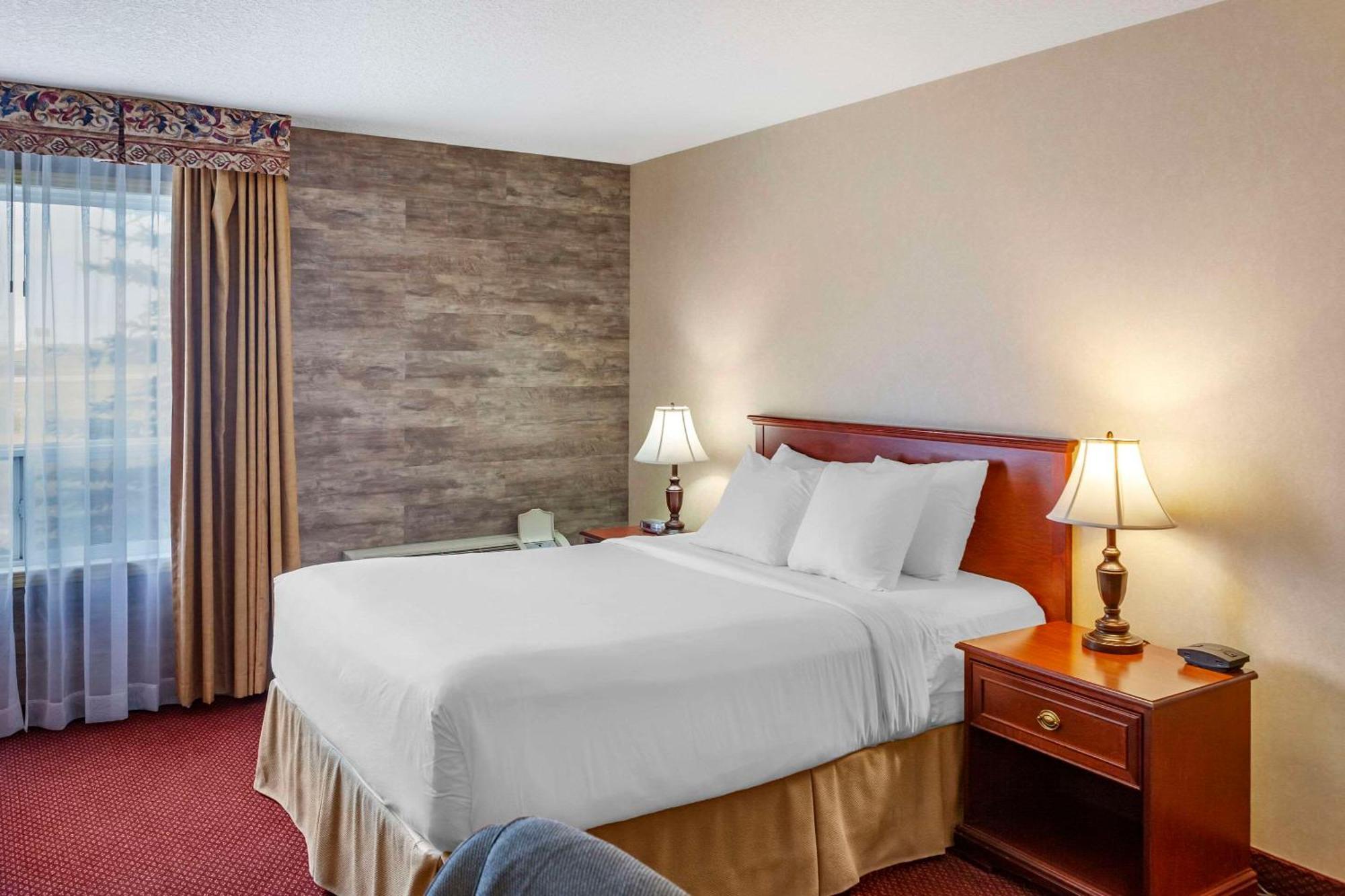 Quality Inn & Suites Edmonton International Airport Leduc Bagian luar foto