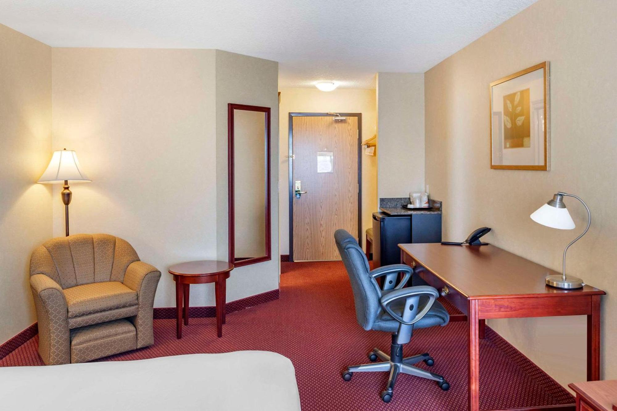 Quality Inn & Suites Edmonton International Airport Leduc Bagian luar foto