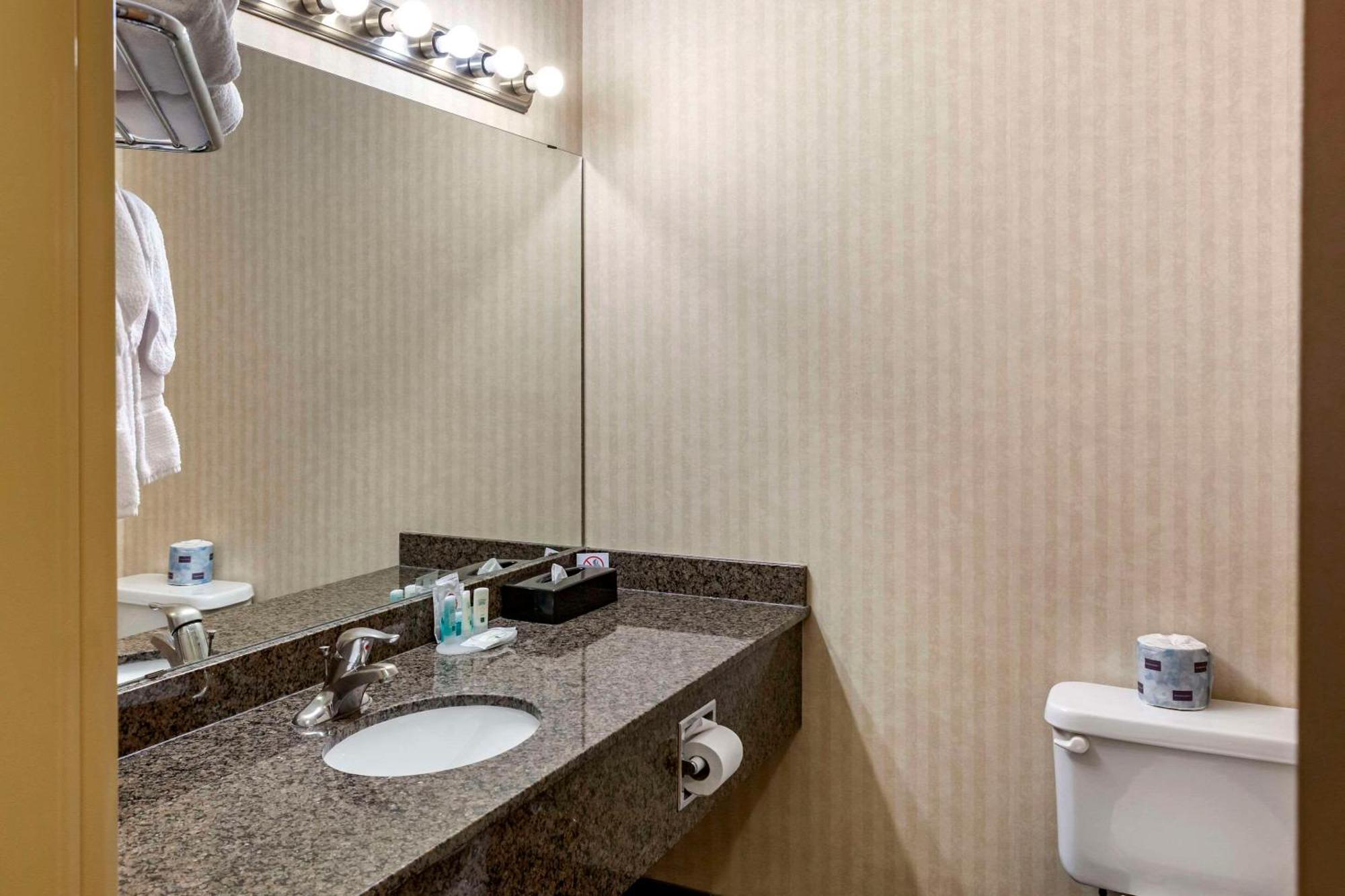 Quality Inn & Suites Edmonton International Airport Leduc Bagian luar foto