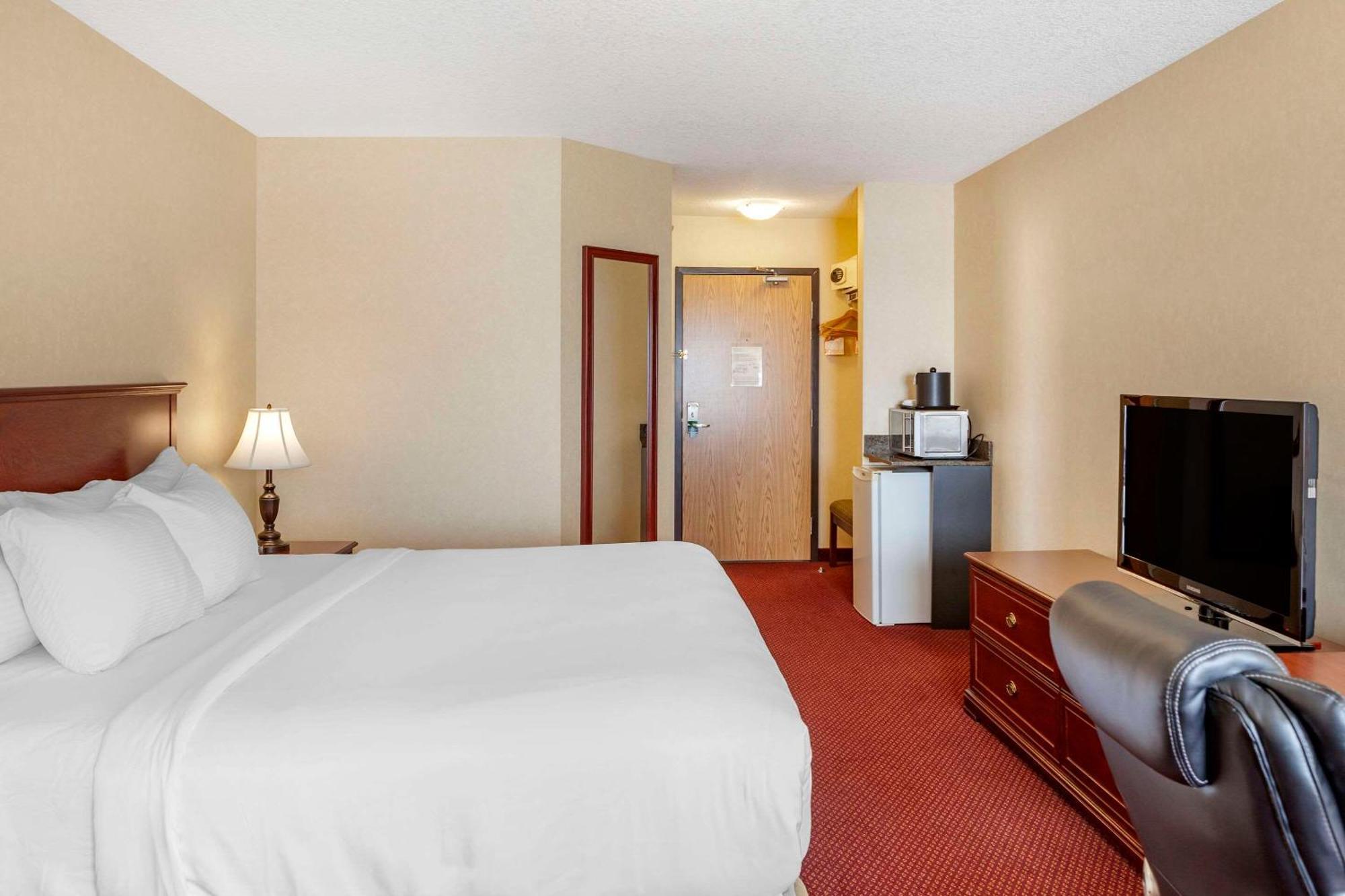 Quality Inn & Suites Edmonton International Airport Leduc Bagian luar foto