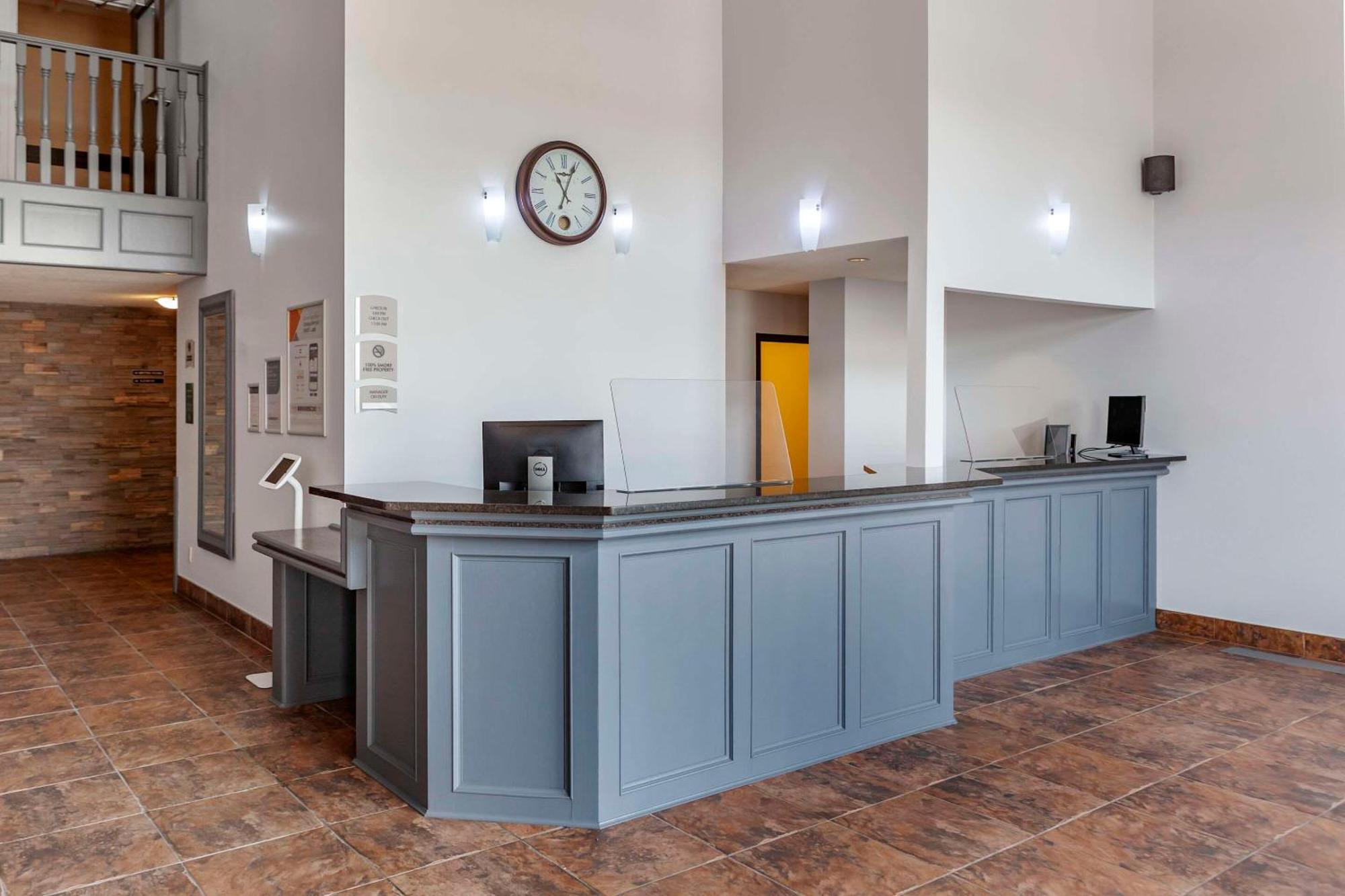 Quality Inn & Suites Edmonton International Airport Leduc Bagian luar foto