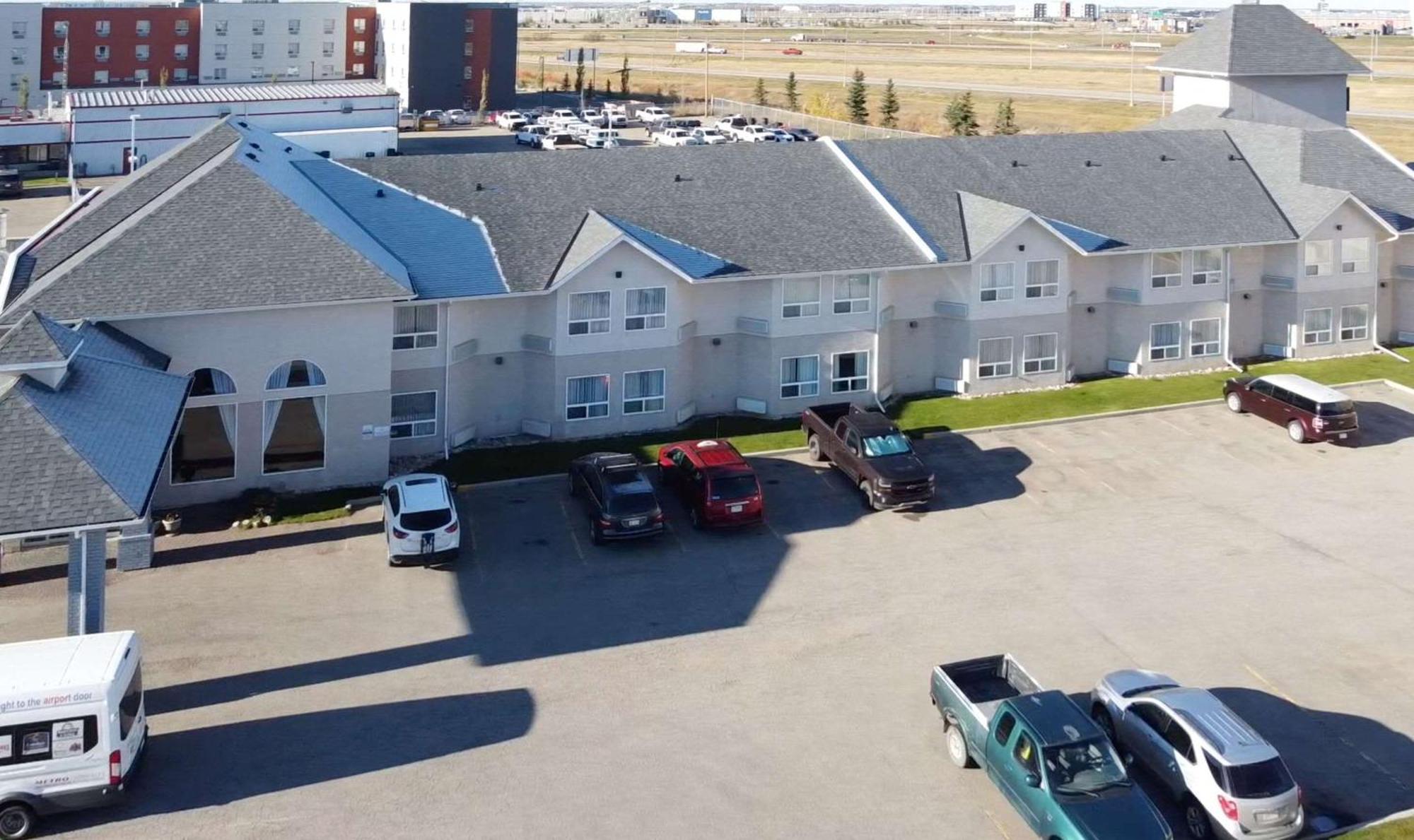 Quality Inn & Suites Edmonton International Airport Leduc Bagian luar foto