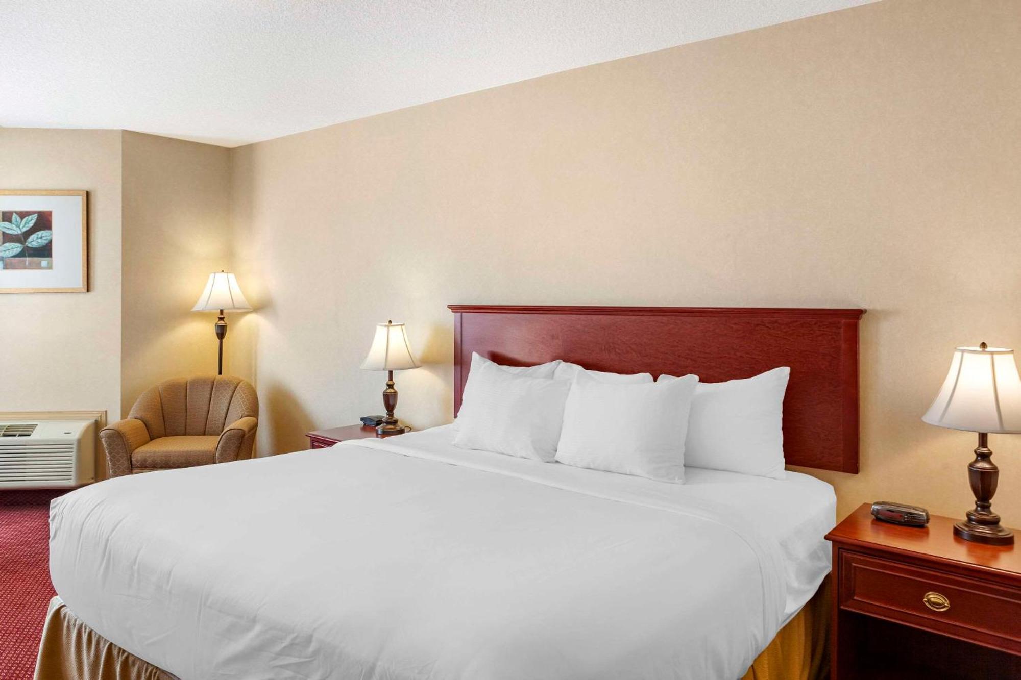 Quality Inn & Suites Edmonton International Airport Leduc Bagian luar foto