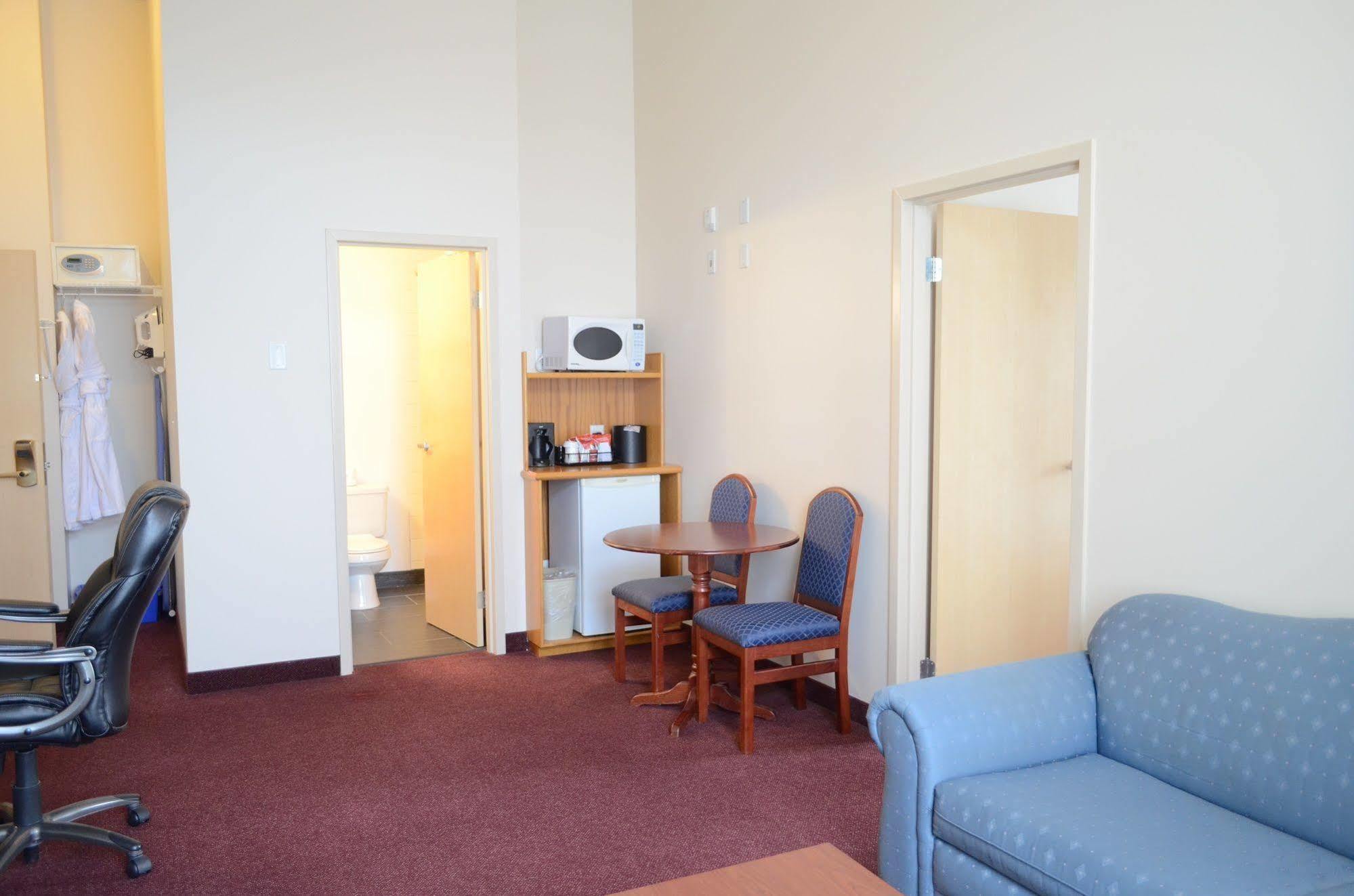 Quality Inn & Suites Edmonton International Airport Leduc Bagian luar foto