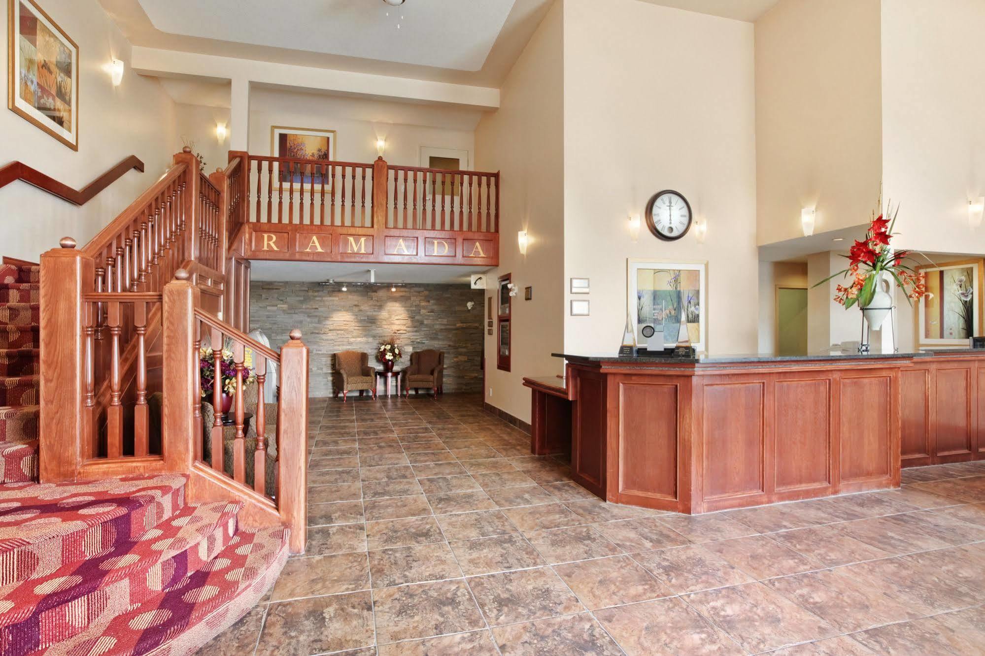 Quality Inn & Suites Edmonton International Airport Leduc Bagian luar foto