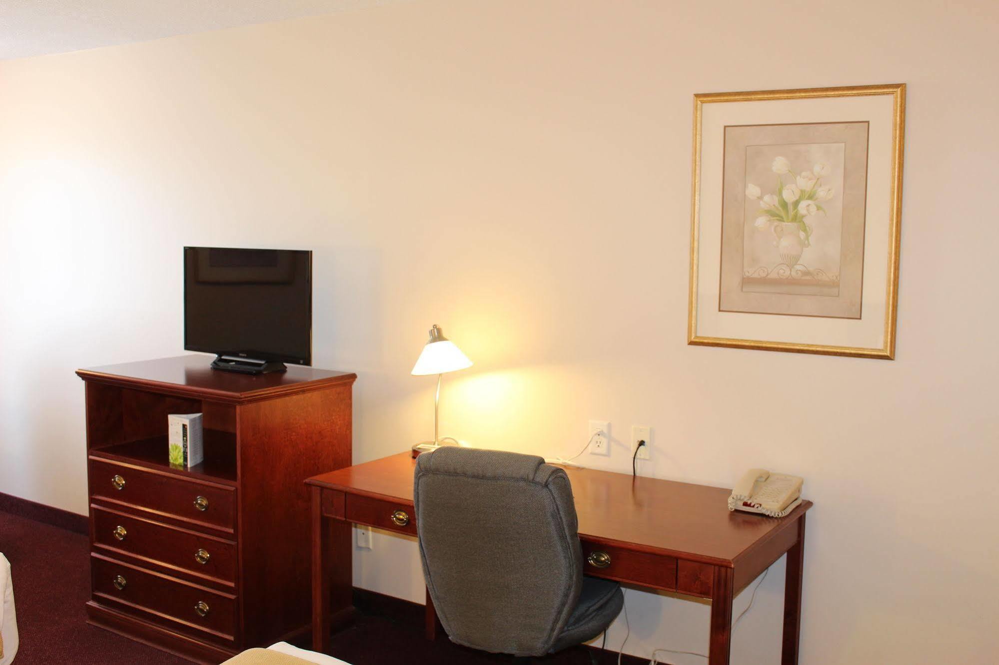 Quality Inn & Suites Edmonton International Airport Leduc Bagian luar foto