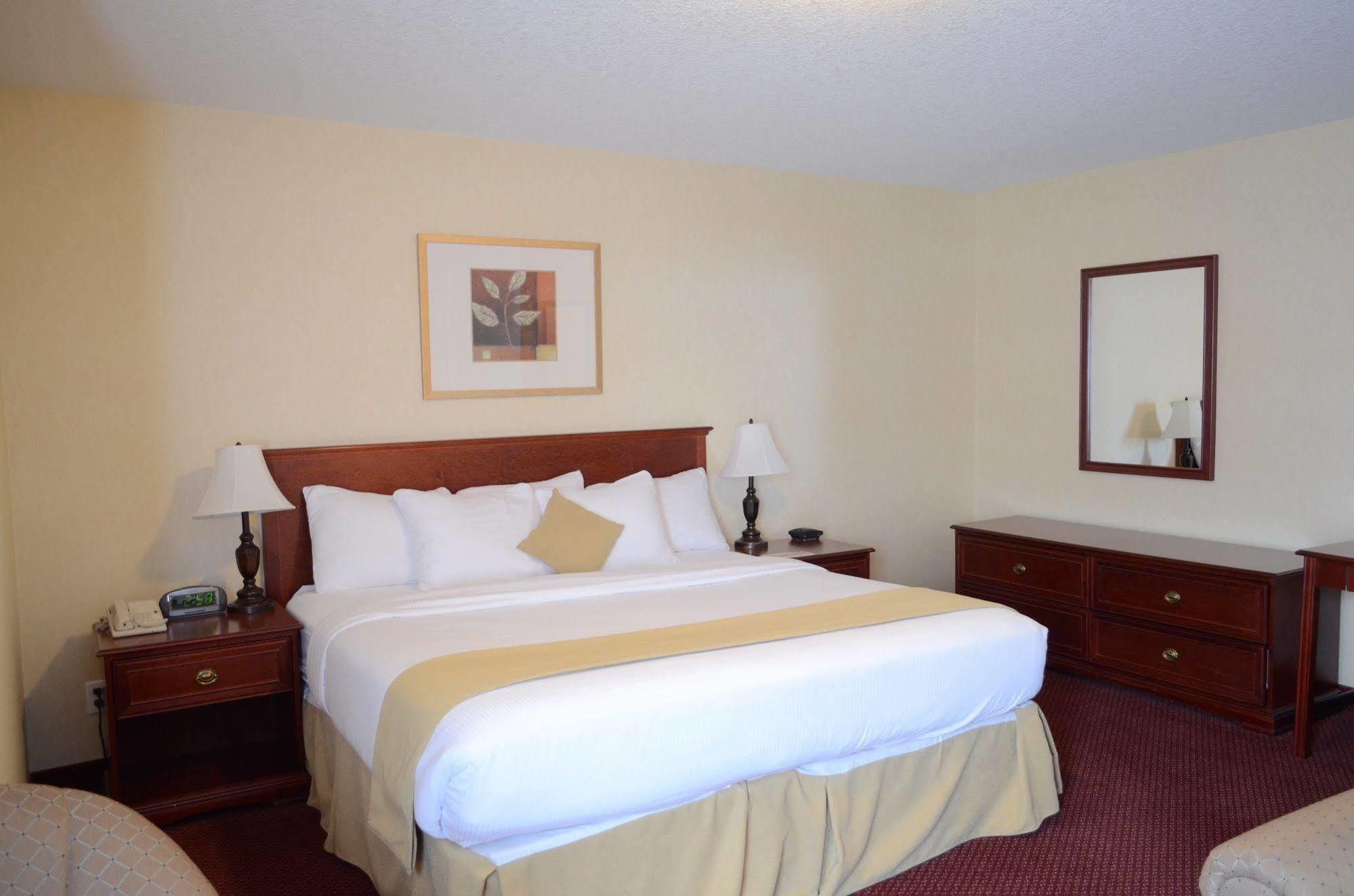 Quality Inn & Suites Edmonton International Airport Leduc Bagian luar foto