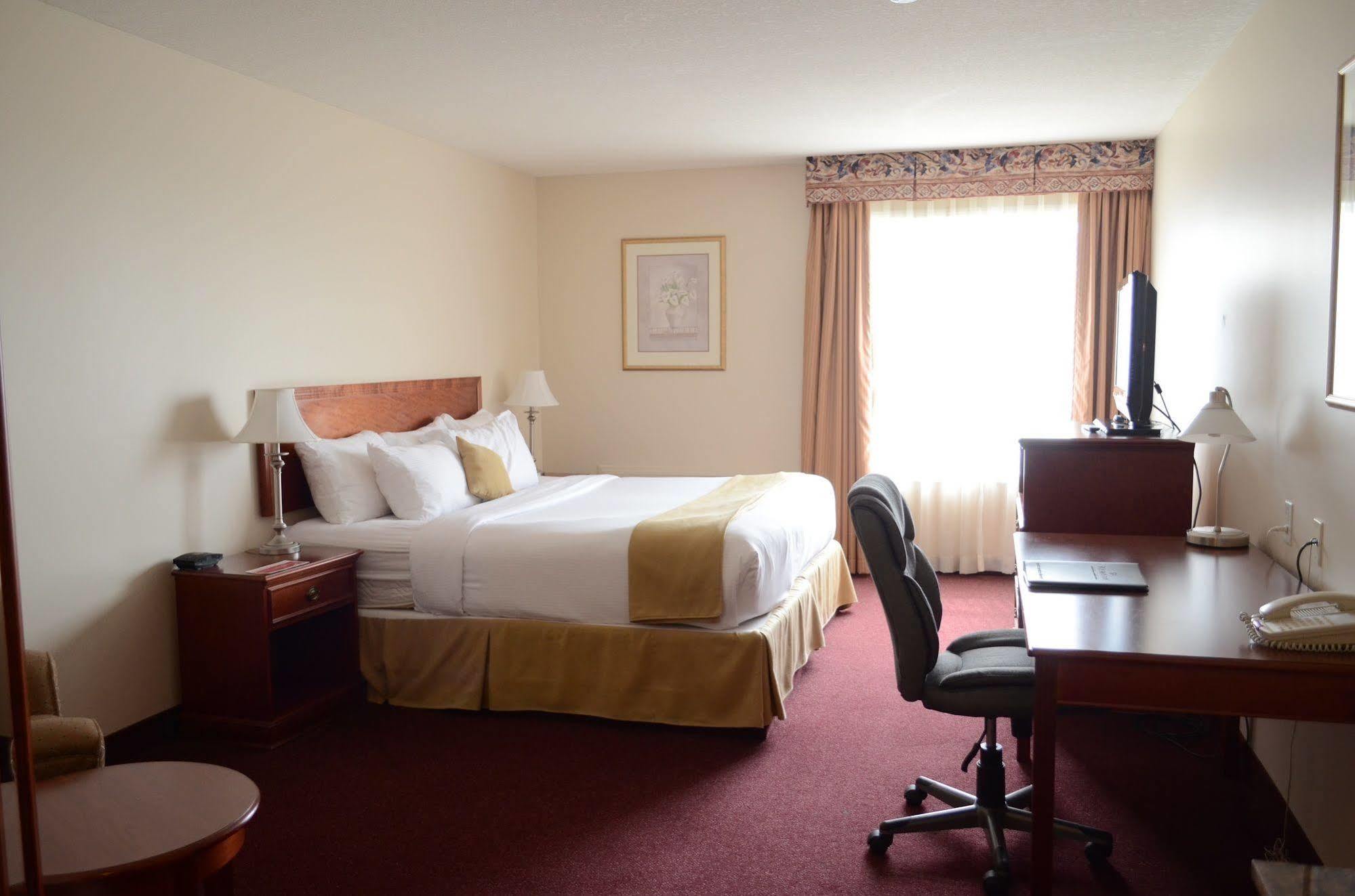 Quality Inn & Suites Edmonton International Airport Leduc Bagian luar foto