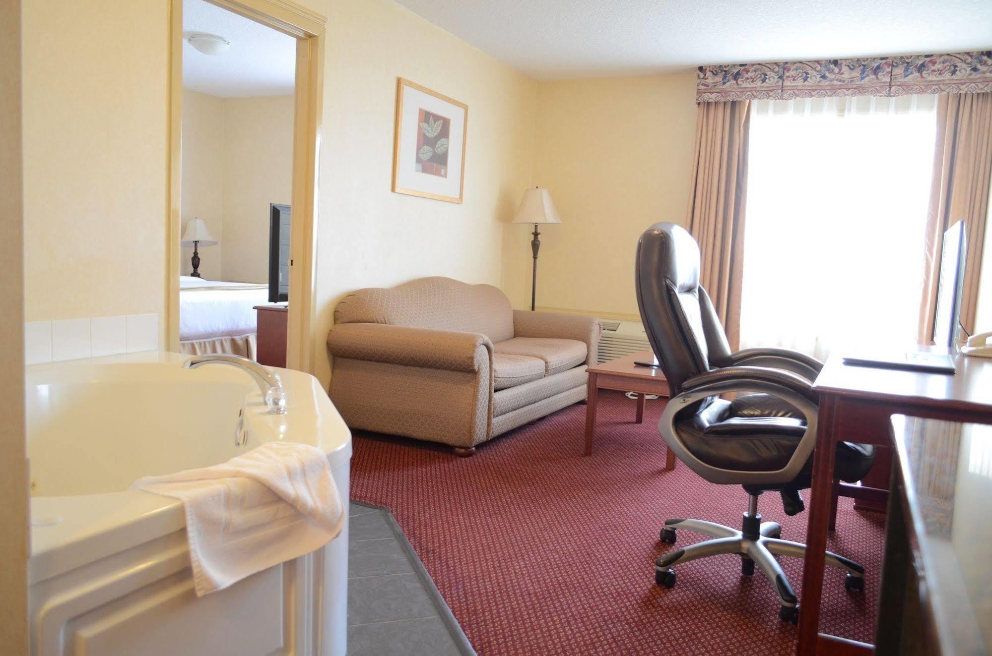 Quality Inn & Suites Edmonton International Airport Leduc Bagian luar foto