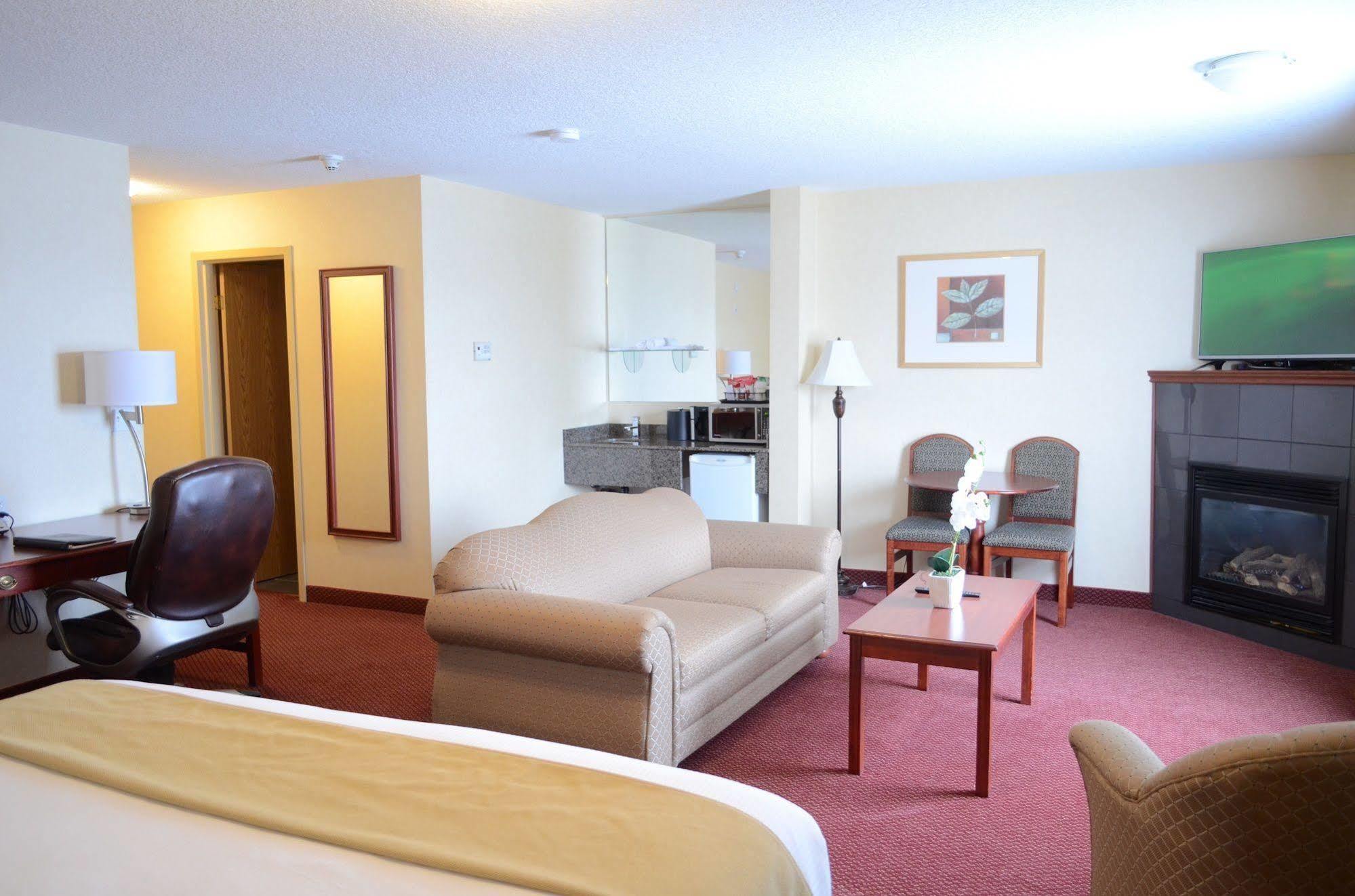 Quality Inn & Suites Edmonton International Airport Leduc Bagian luar foto