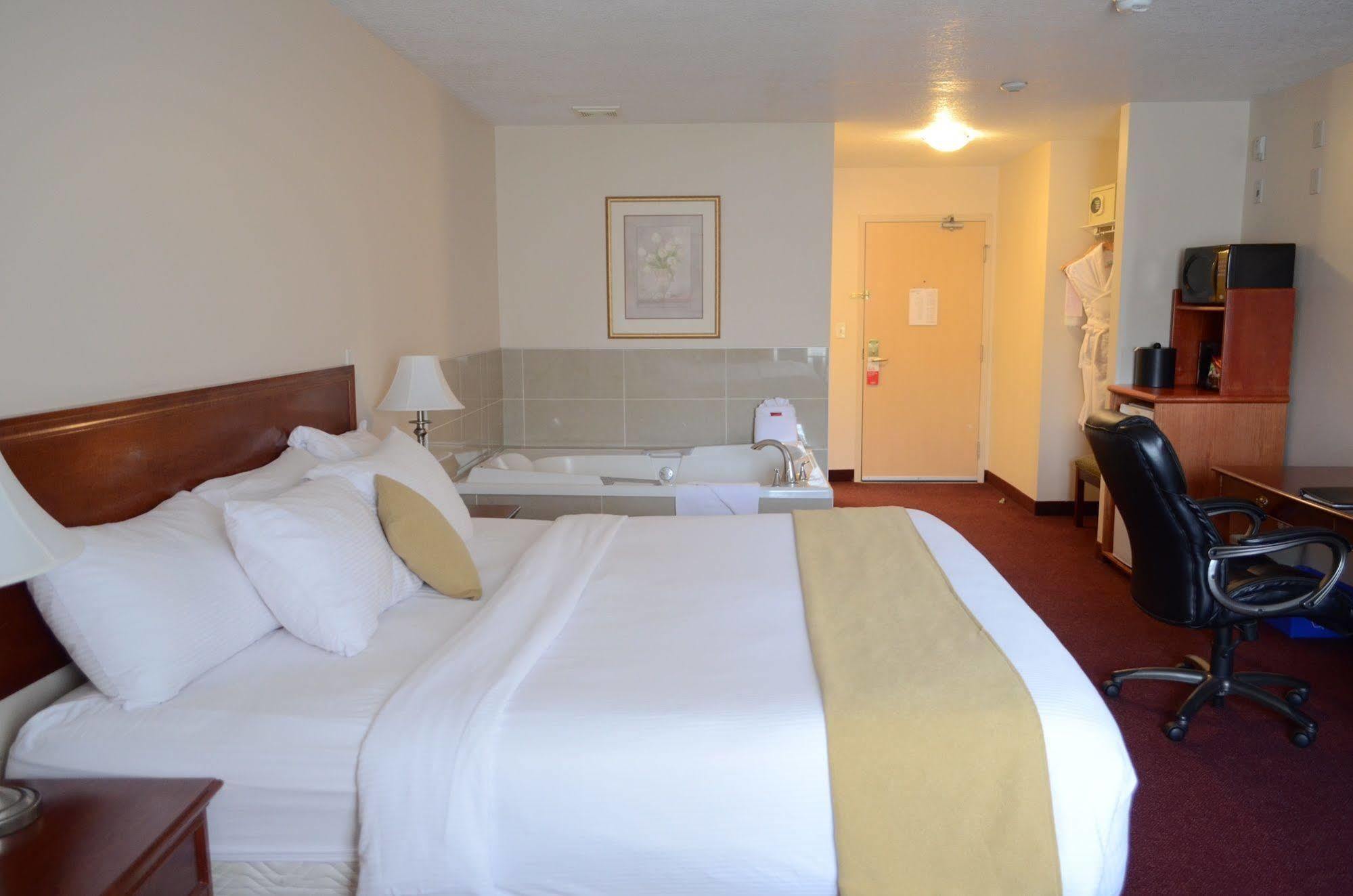 Quality Inn & Suites Edmonton International Airport Leduc Bagian luar foto