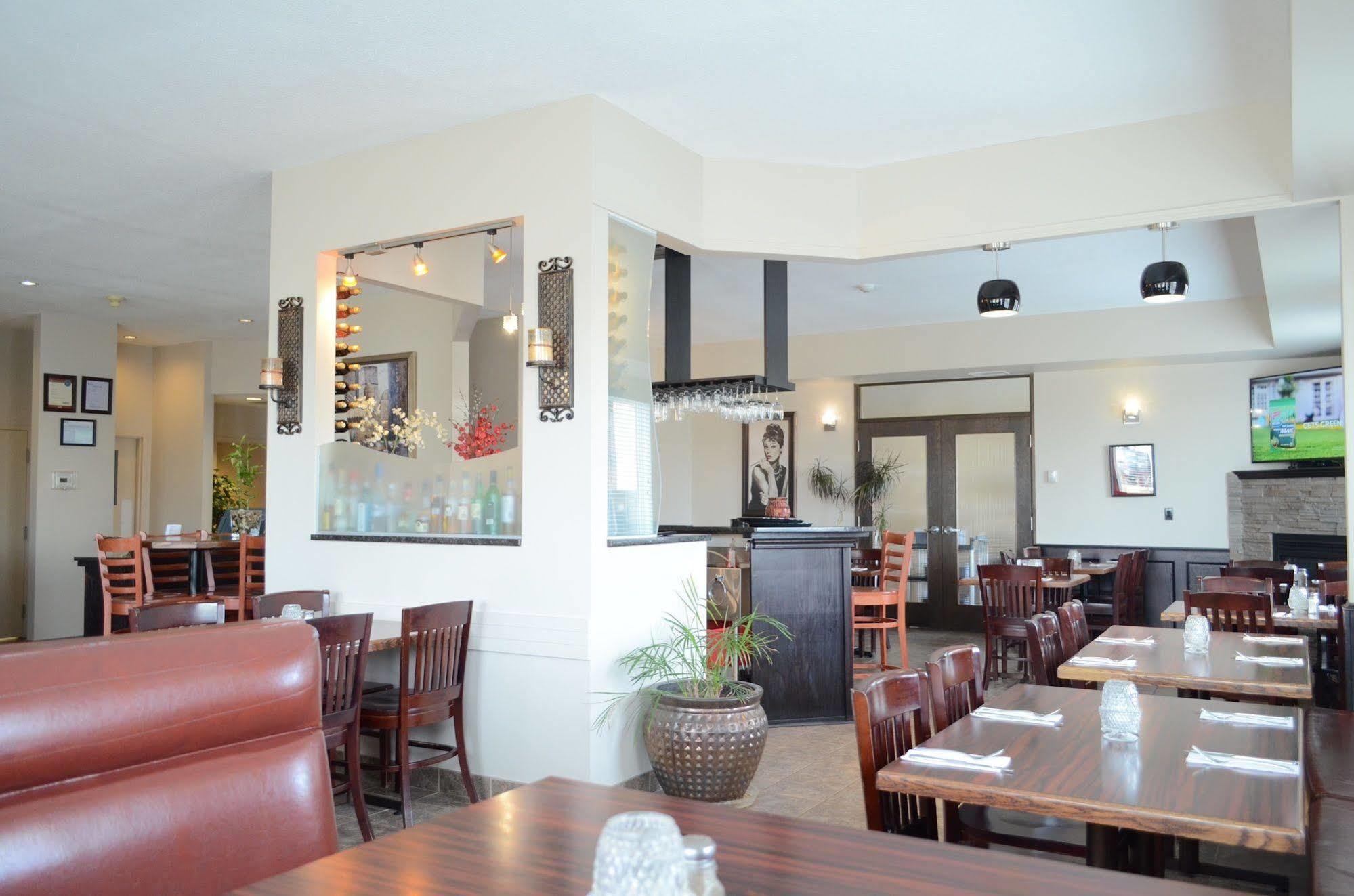 Quality Inn & Suites Edmonton International Airport Leduc Bagian luar foto