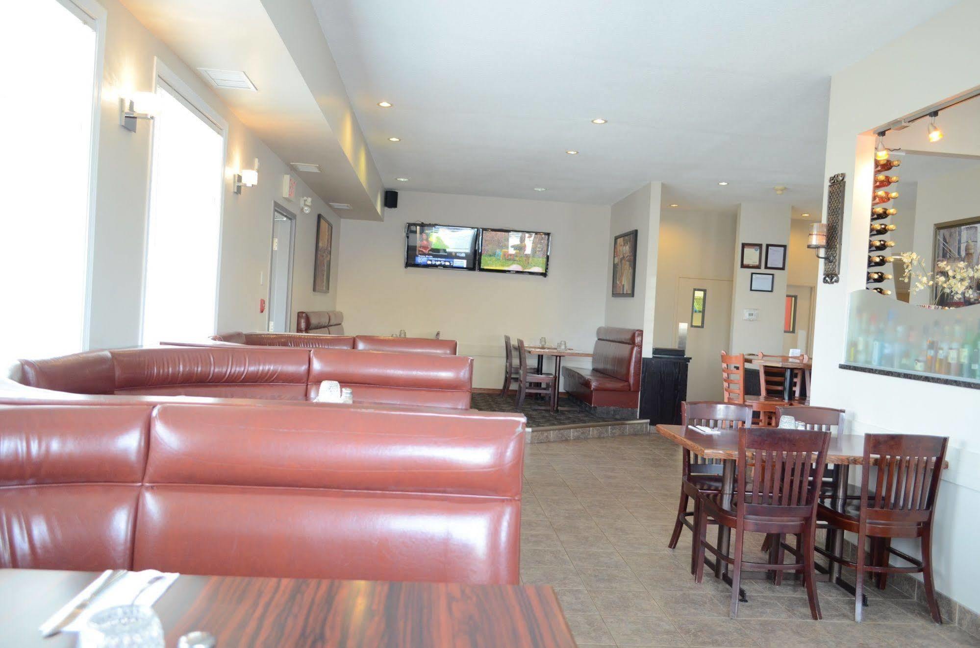 Quality Inn & Suites Edmonton International Airport Leduc Bagian luar foto