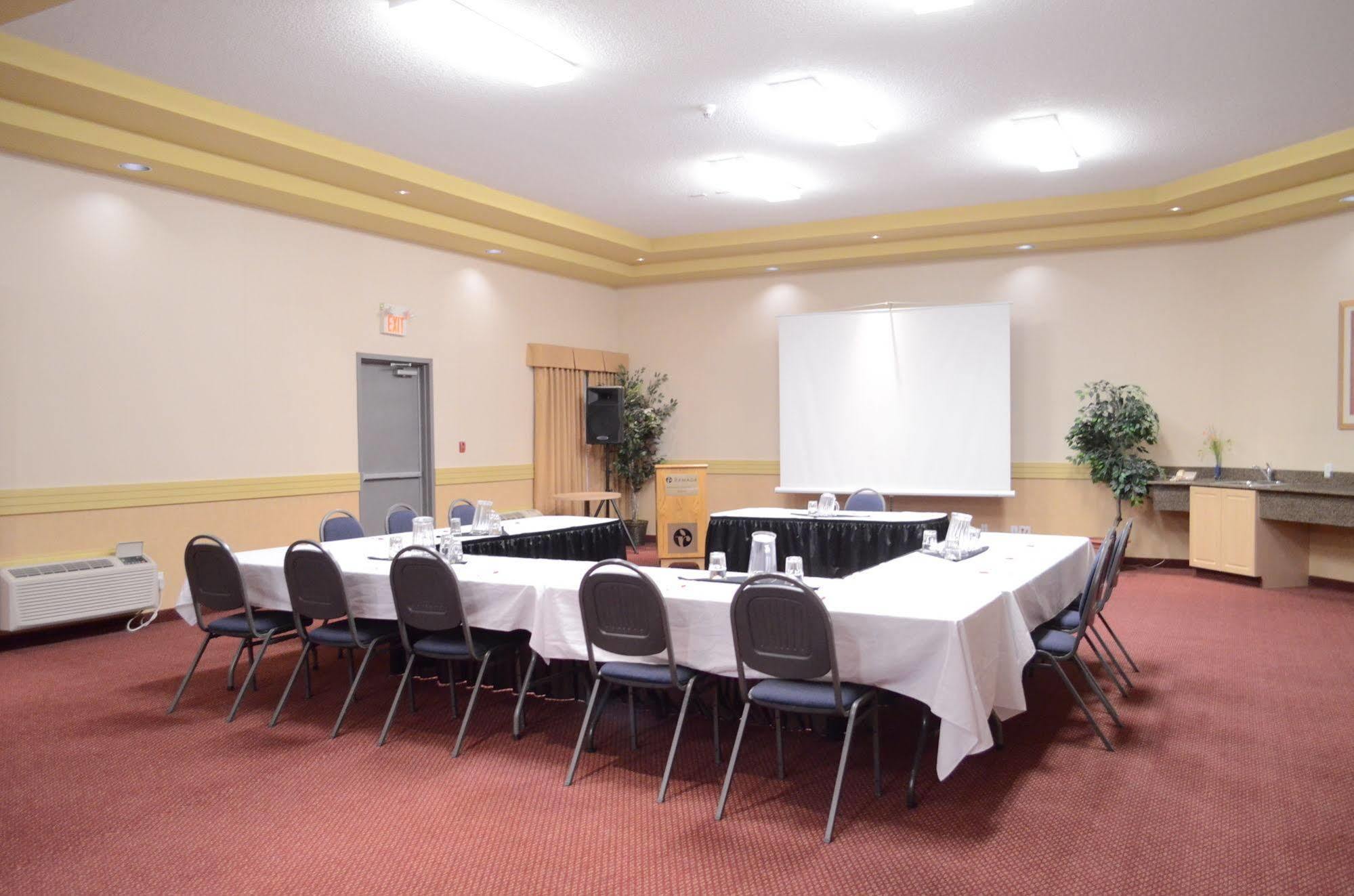 Quality Inn & Suites Edmonton International Airport Leduc Bagian luar foto
