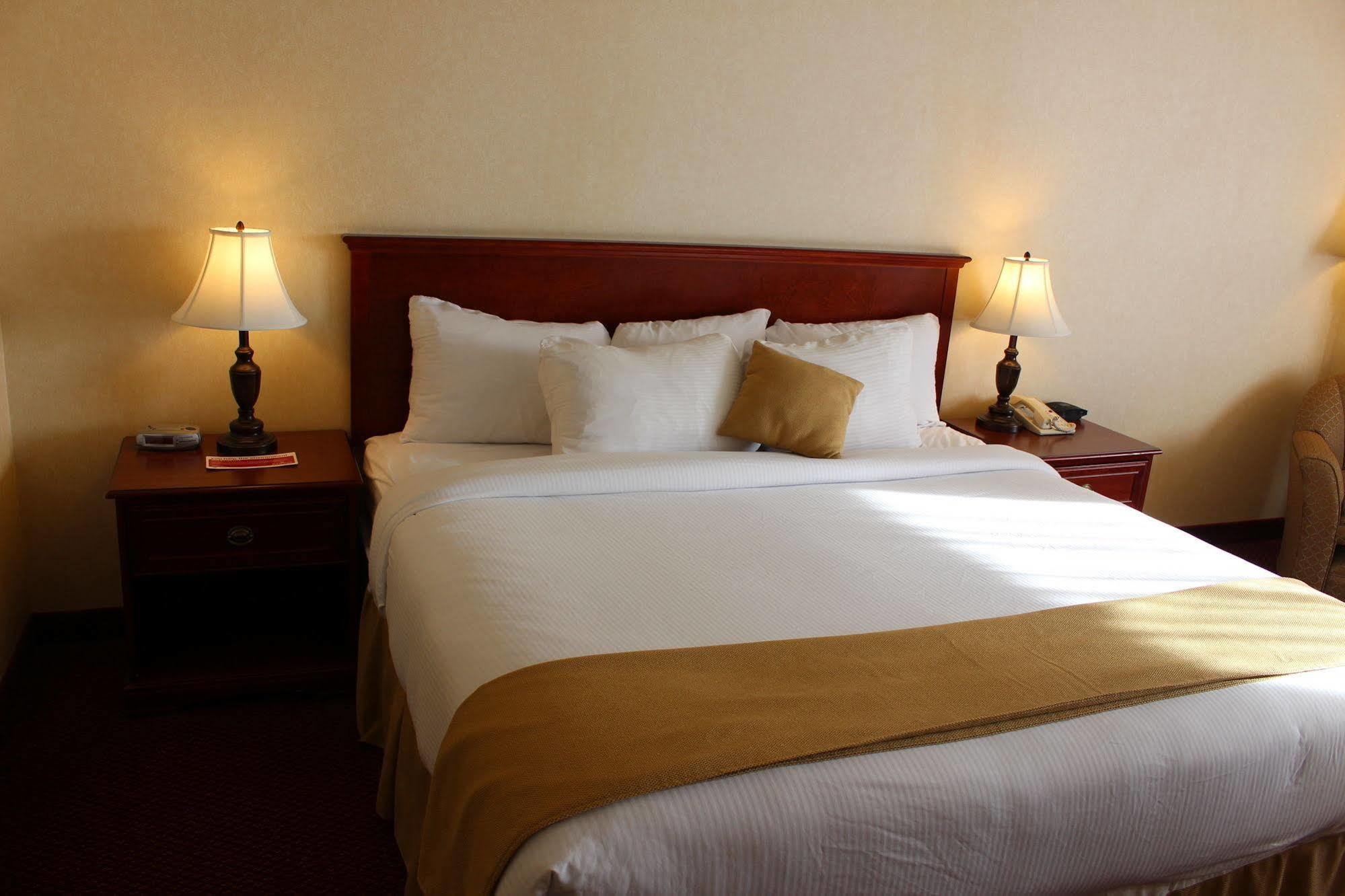 Quality Inn & Suites Edmonton International Airport Leduc Bagian luar foto