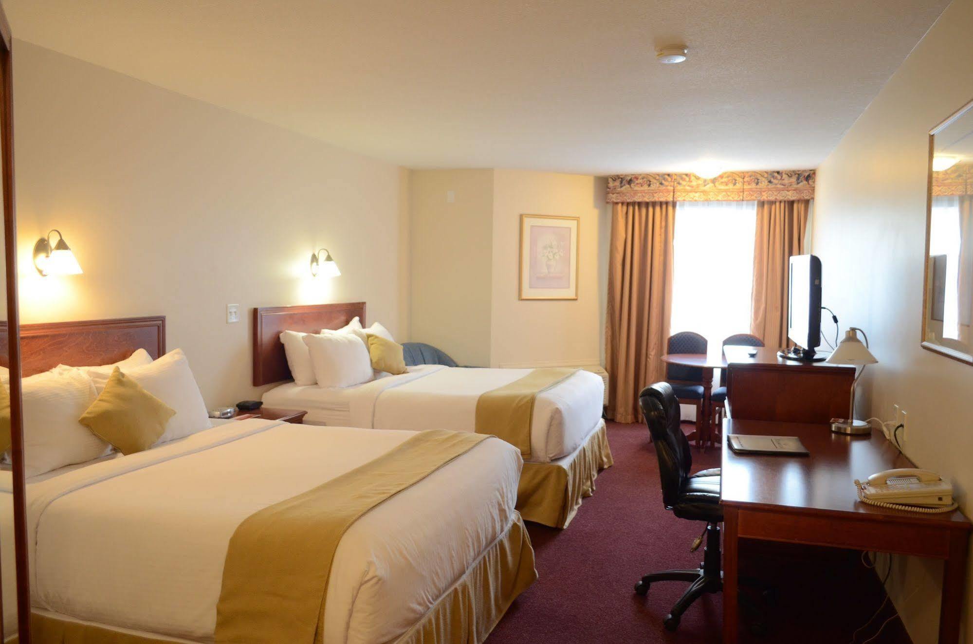 Quality Inn & Suites Edmonton International Airport Leduc Bagian luar foto